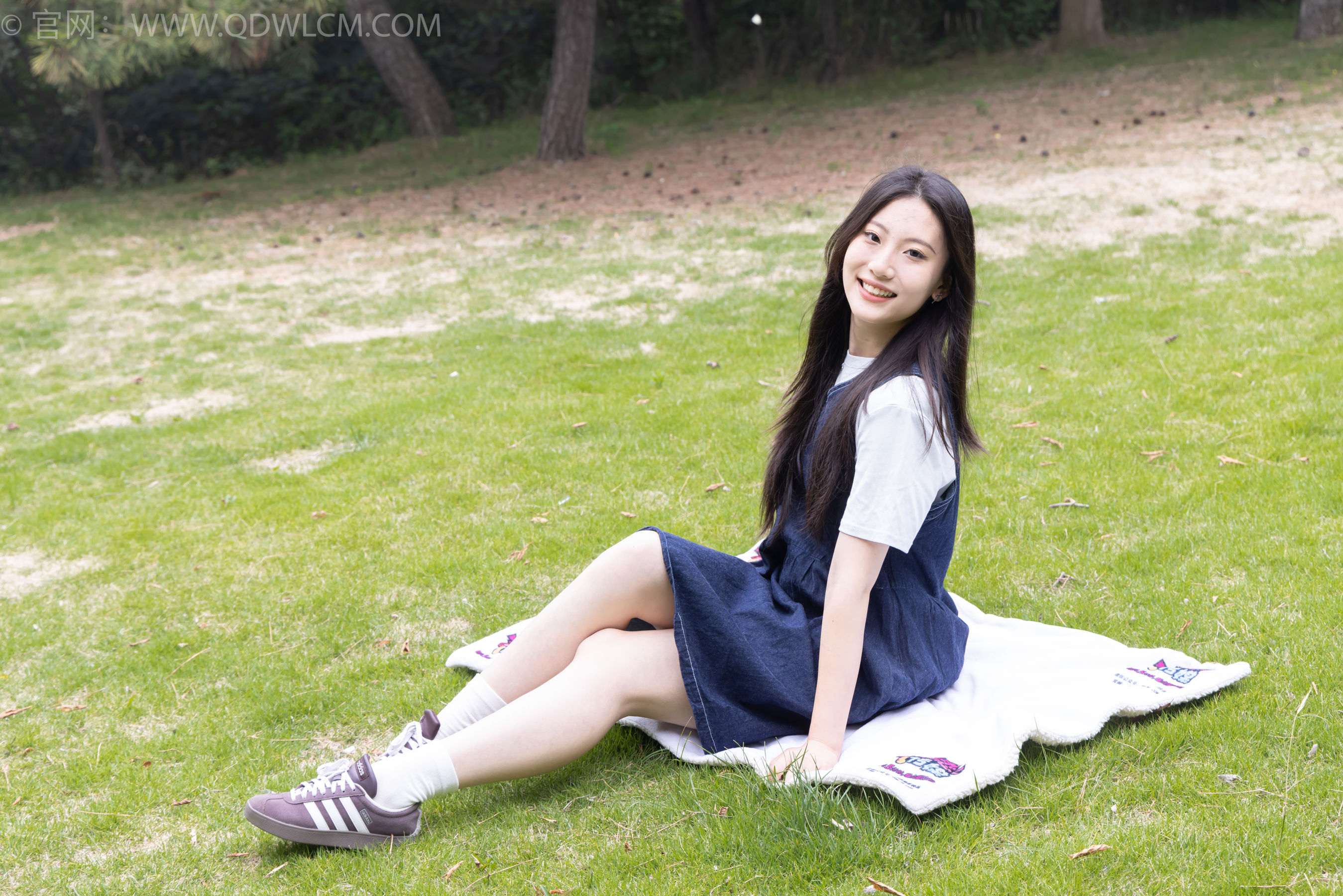 物恋传媒 No.2393 奶糖 - 帆布鞋、白棉袜、裸足/(160P)