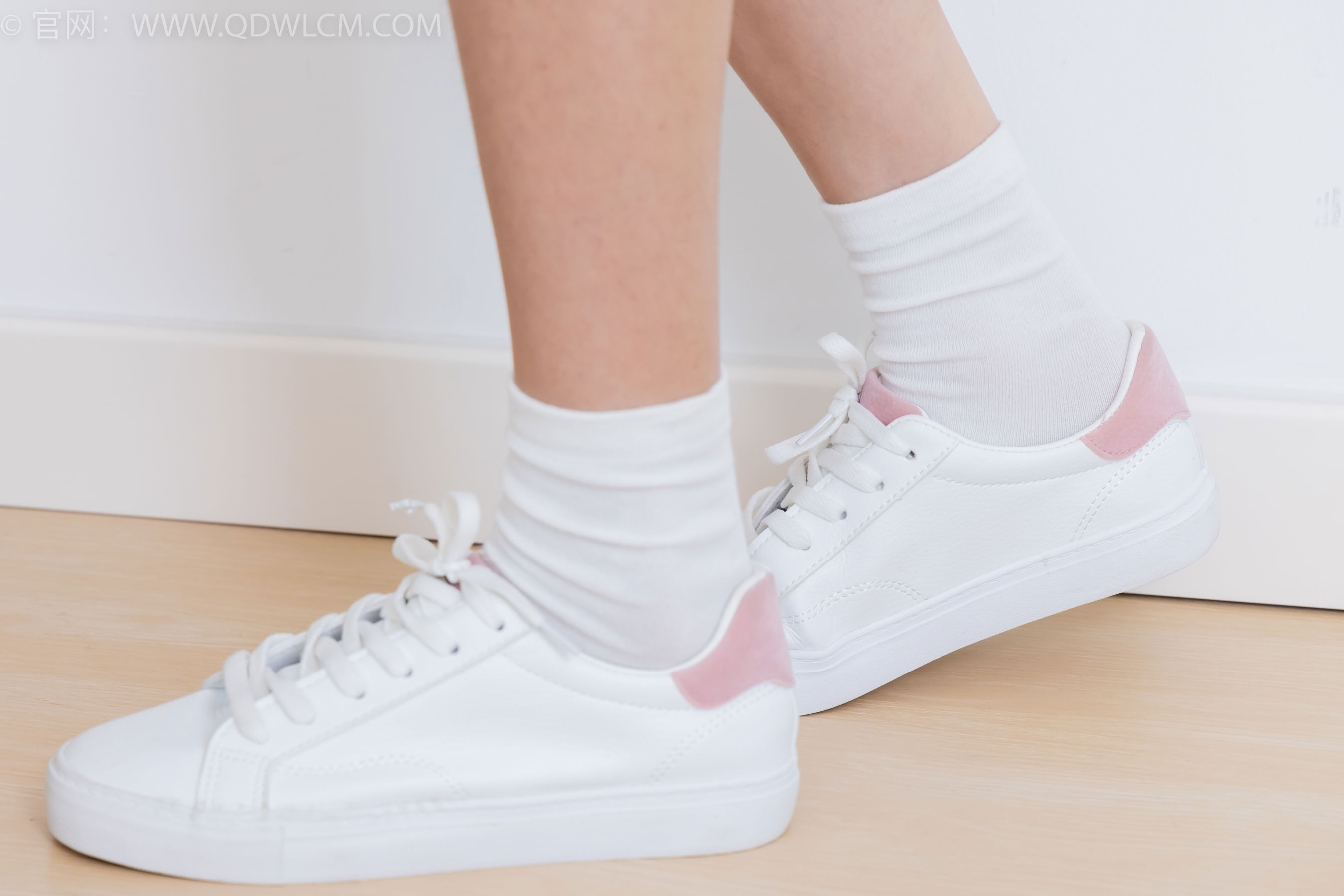 物恋传媒 No.2399 小夏 - 板鞋、白棉袜、裸足/(150P)