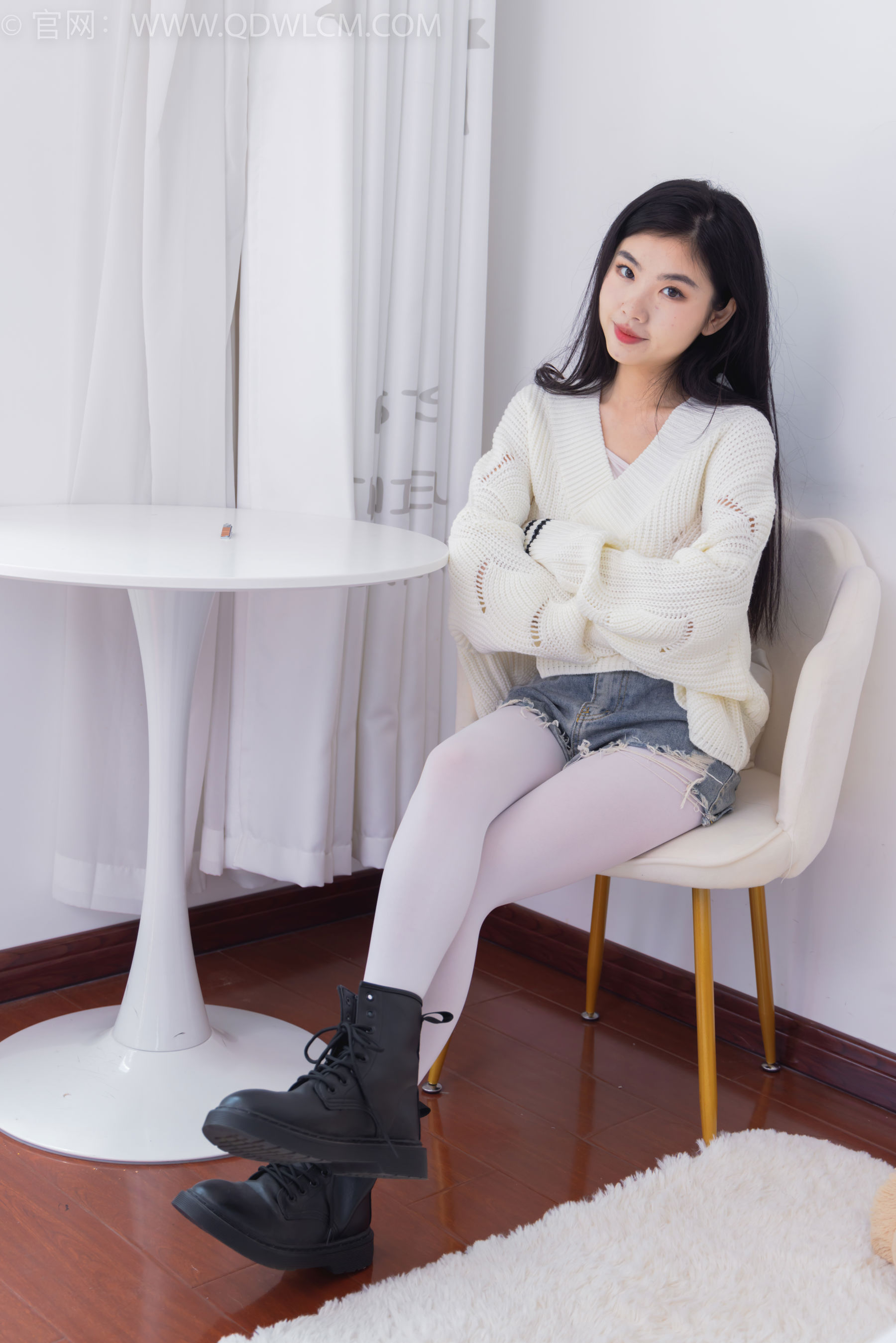 物恋传媒 No.2396 米米 - 马丁靴、厚白丝/(150P)