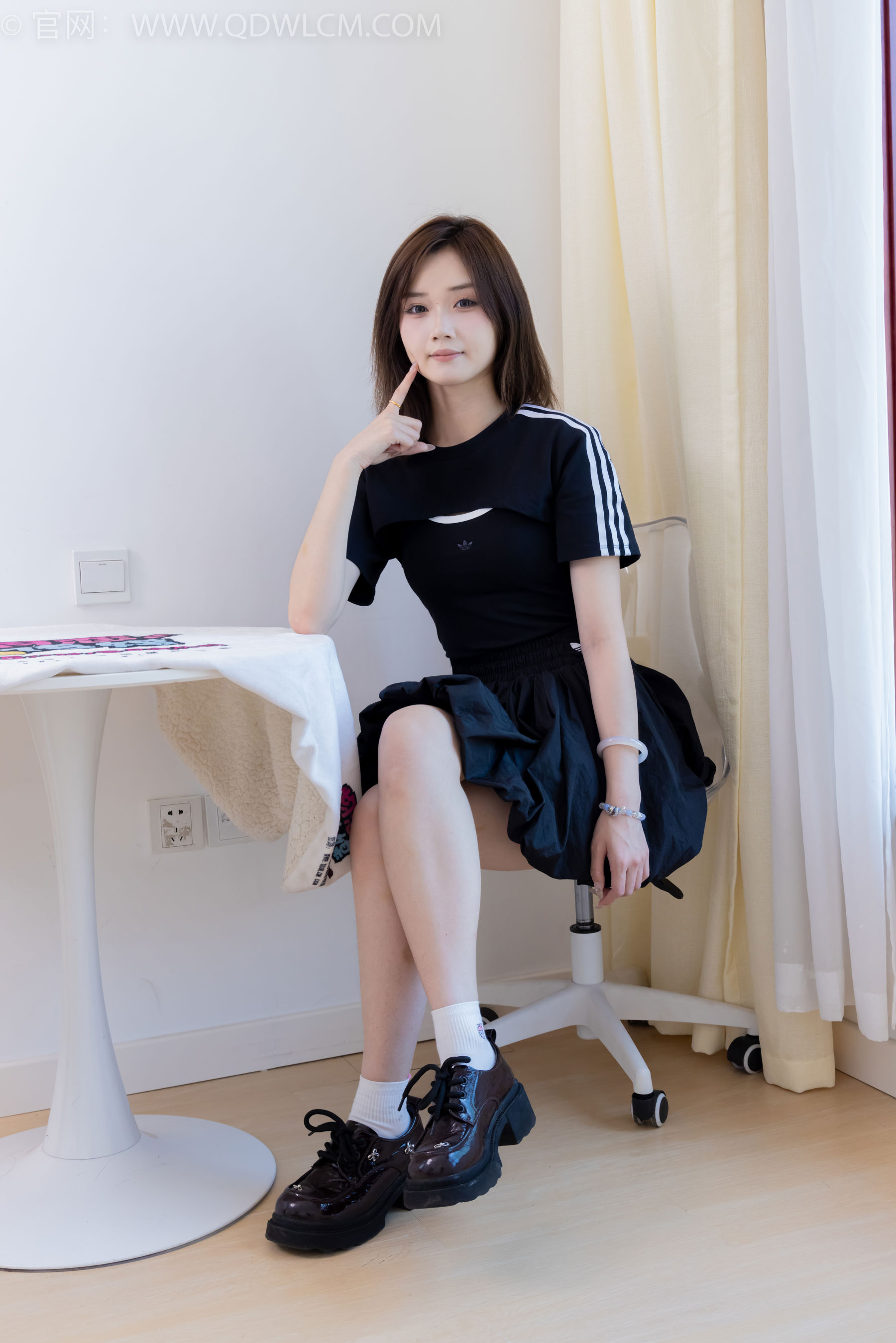 物恋传媒 No.2392 橙子 - 皮鞋、白棉袜、裸足/(150P)