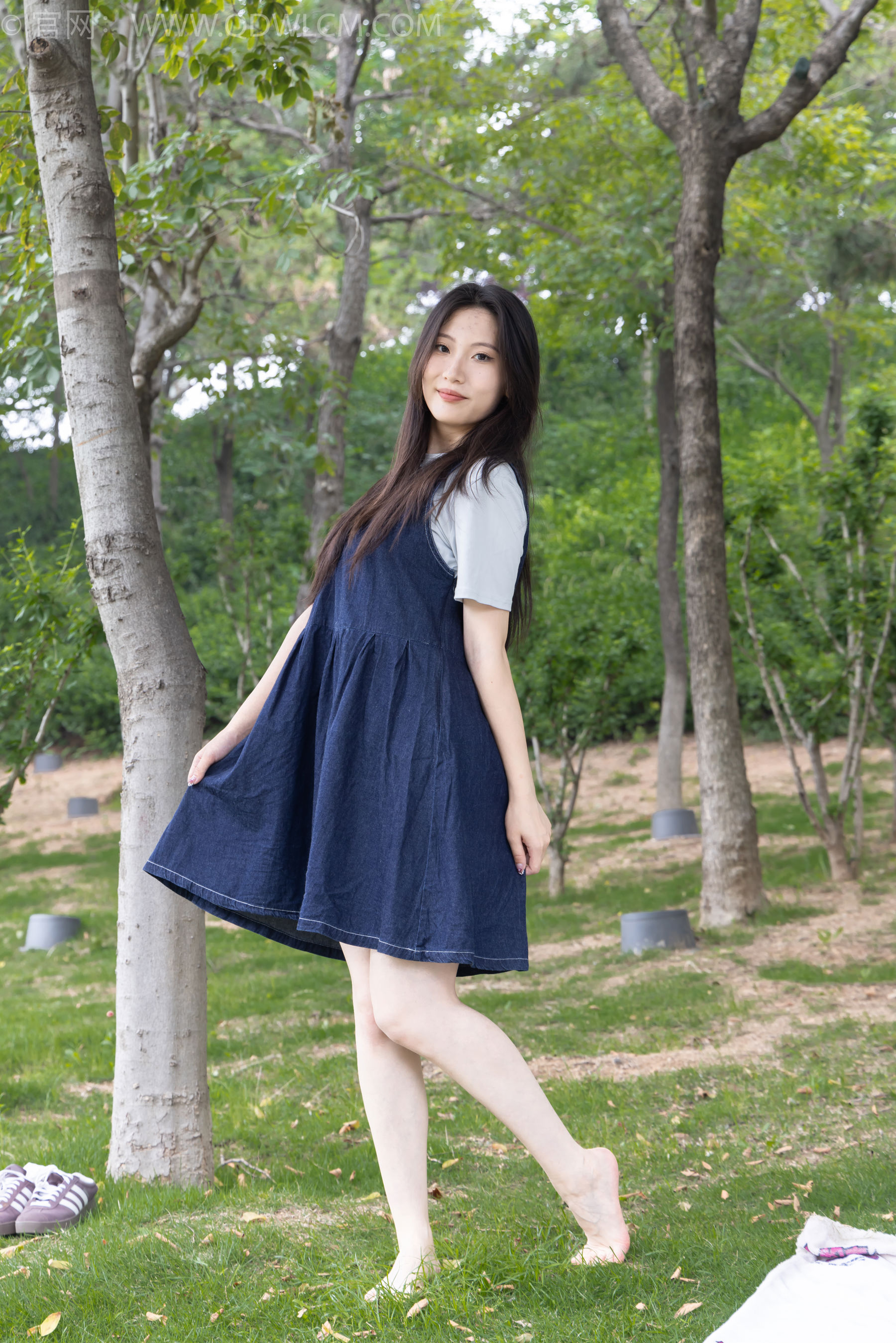 物恋传媒 No.2393 奶糖 - 帆布鞋、白棉袜、裸足/(160P)