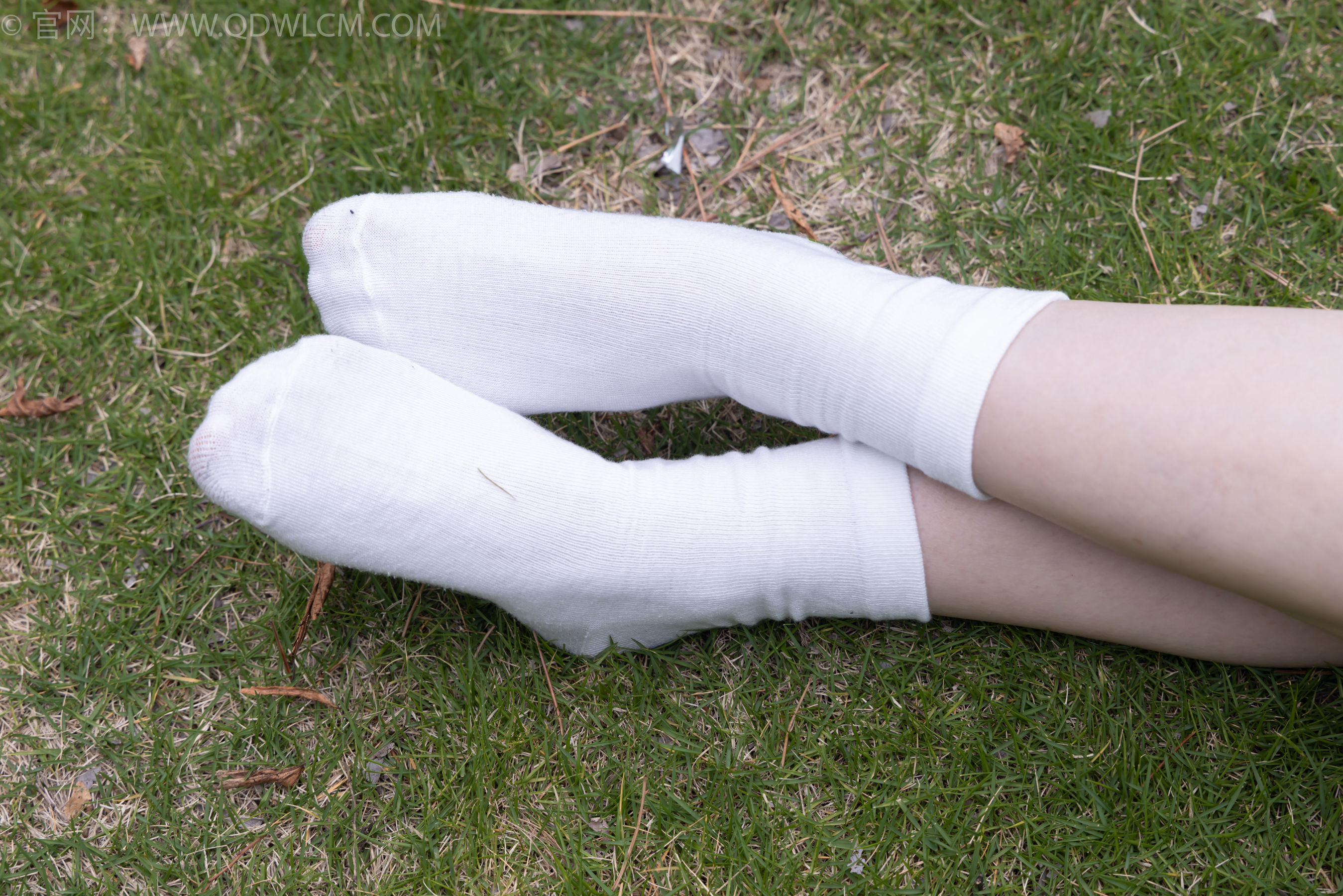 物恋传媒 No.2393 奶糖 - 帆布鞋、白棉袜、裸足/(160P)