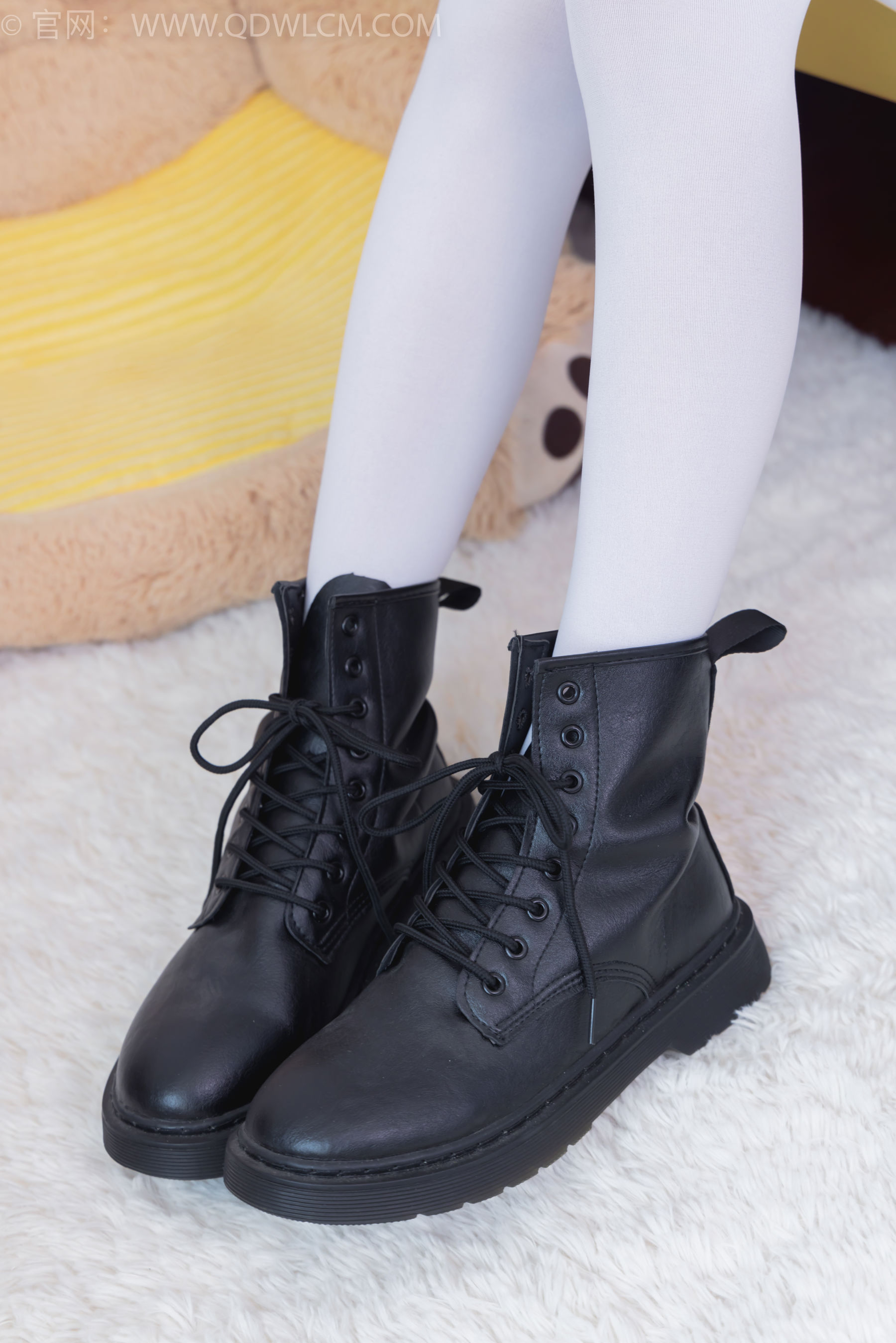 物恋传媒 No.2396 米米 - 马丁靴、厚白丝/(150P)