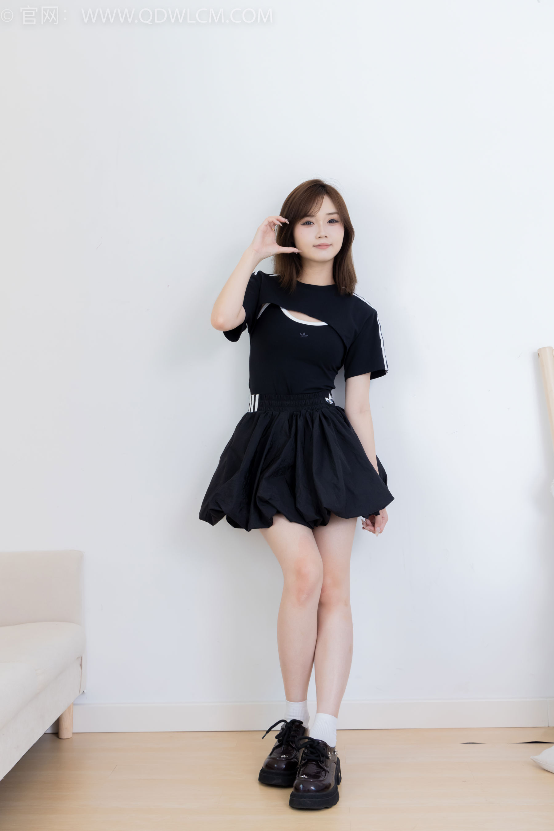 物恋传媒 No.2392 橙子 - 皮鞋、白棉袜、裸足/(150P)