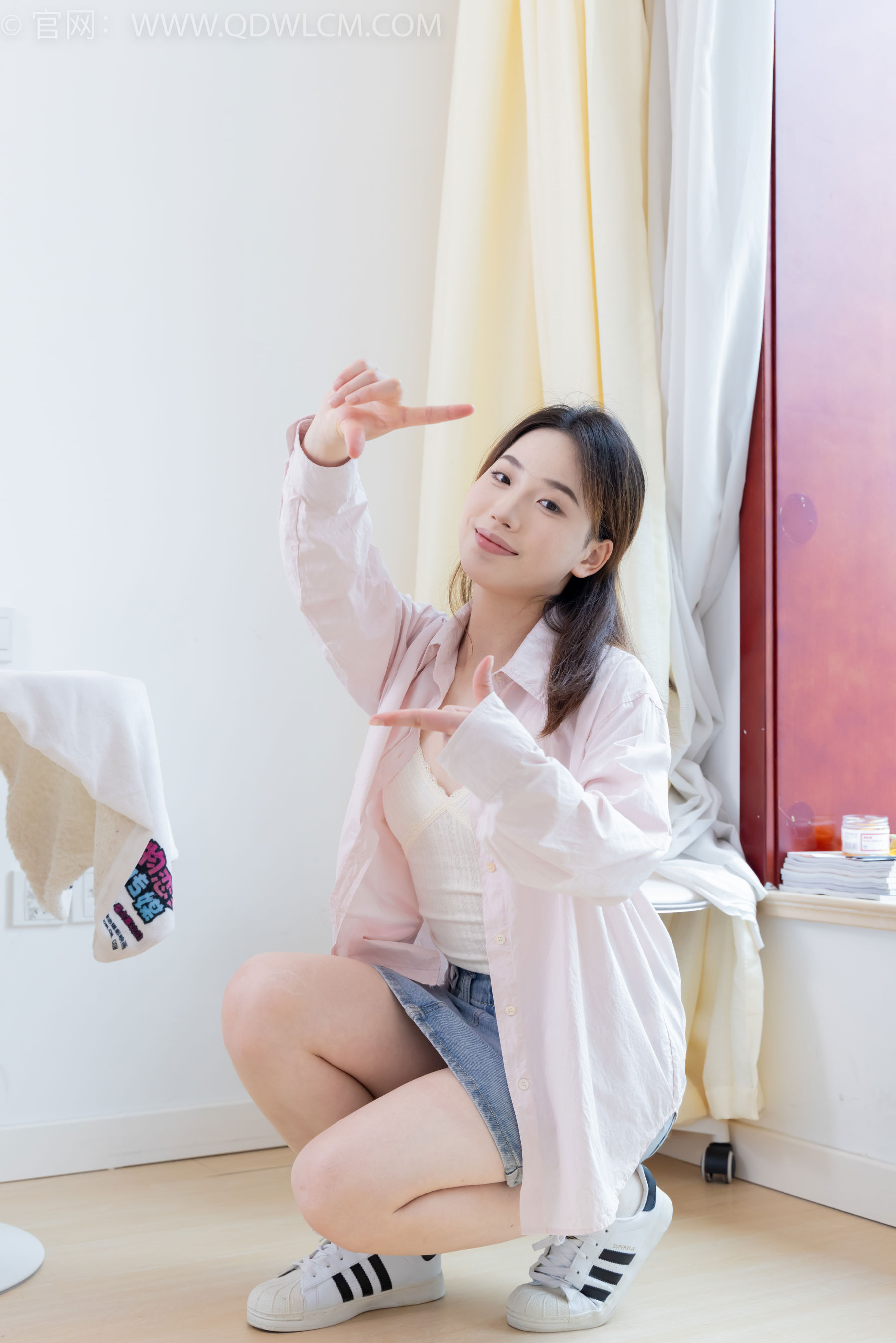 物恋传媒 No.2395 荔枝 - 板鞋、白棉袜、裸足/(150P)