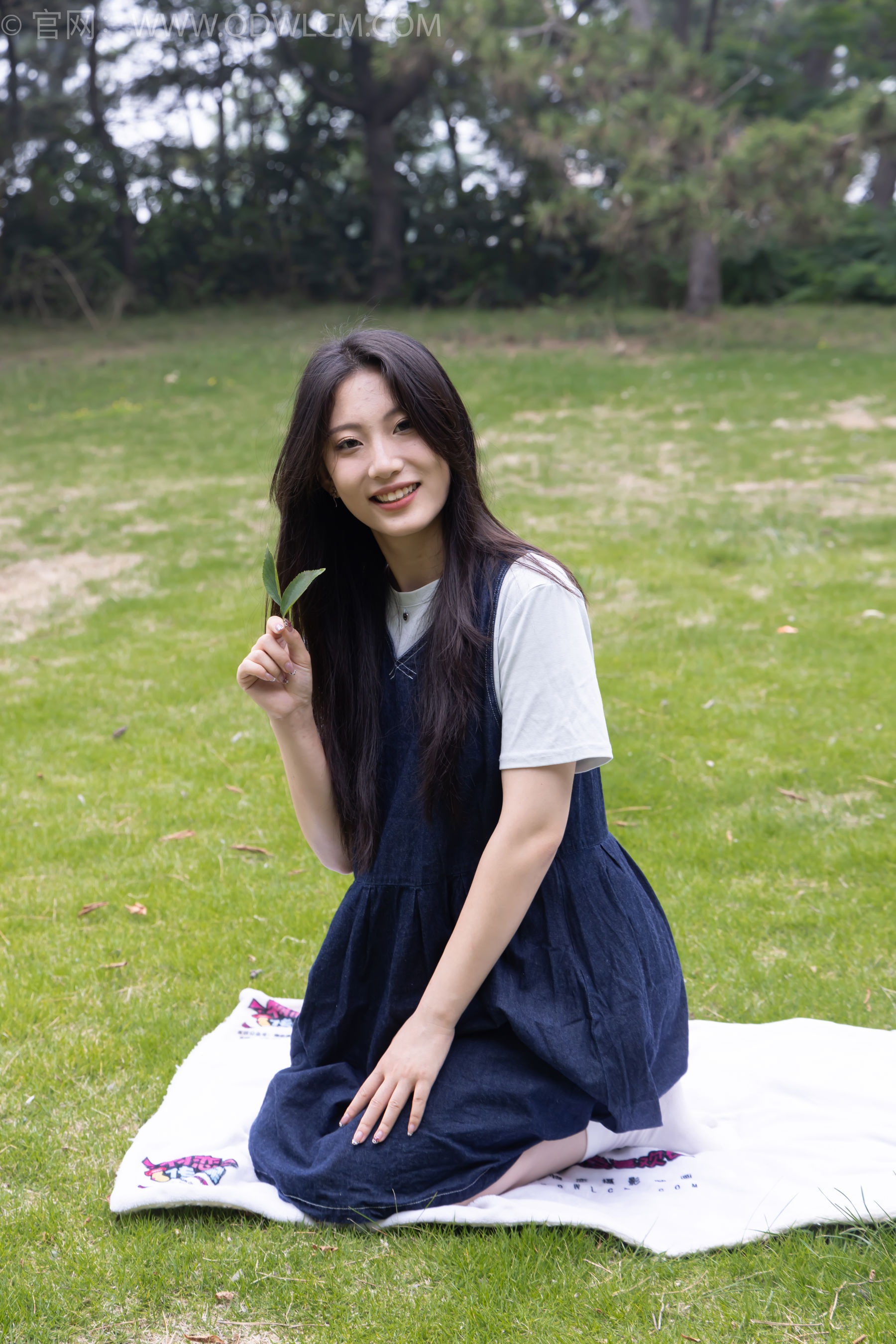 物恋传媒 No.2393 奶糖 - 帆布鞋、白棉袜、裸足/(160P)