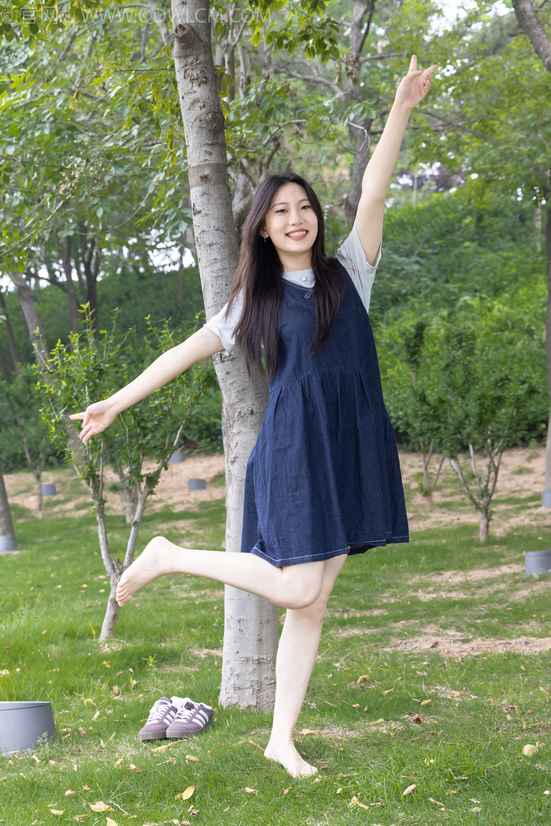 物恋传媒 No.2393 奶糖 - 帆布鞋、白棉袜、裸足/(160P)