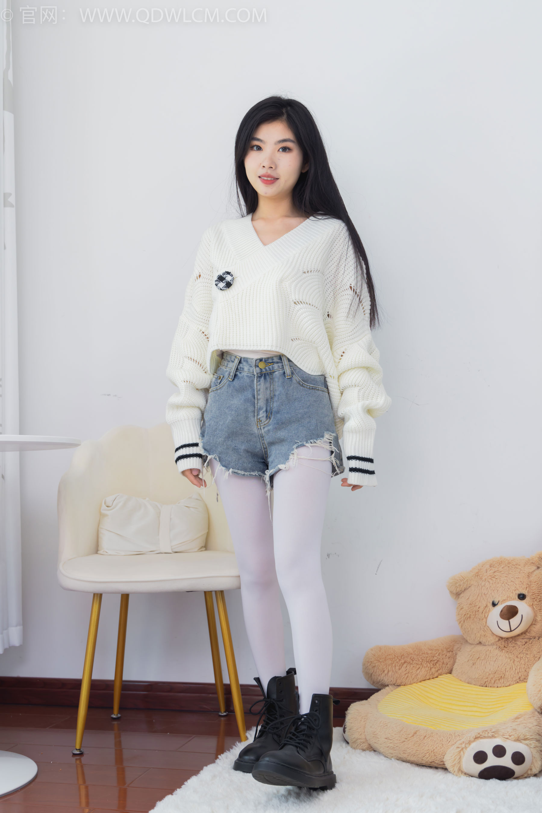 物恋传媒 No.2396 米米 - 马丁靴、厚白丝/(150P)