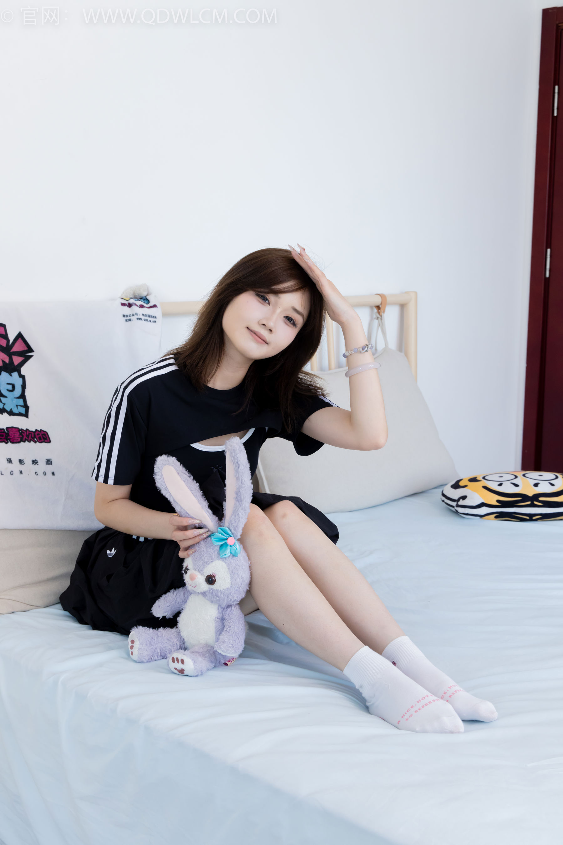 物恋传媒 No.2392 橙子 - 皮鞋、白棉袜、裸足/(150P)