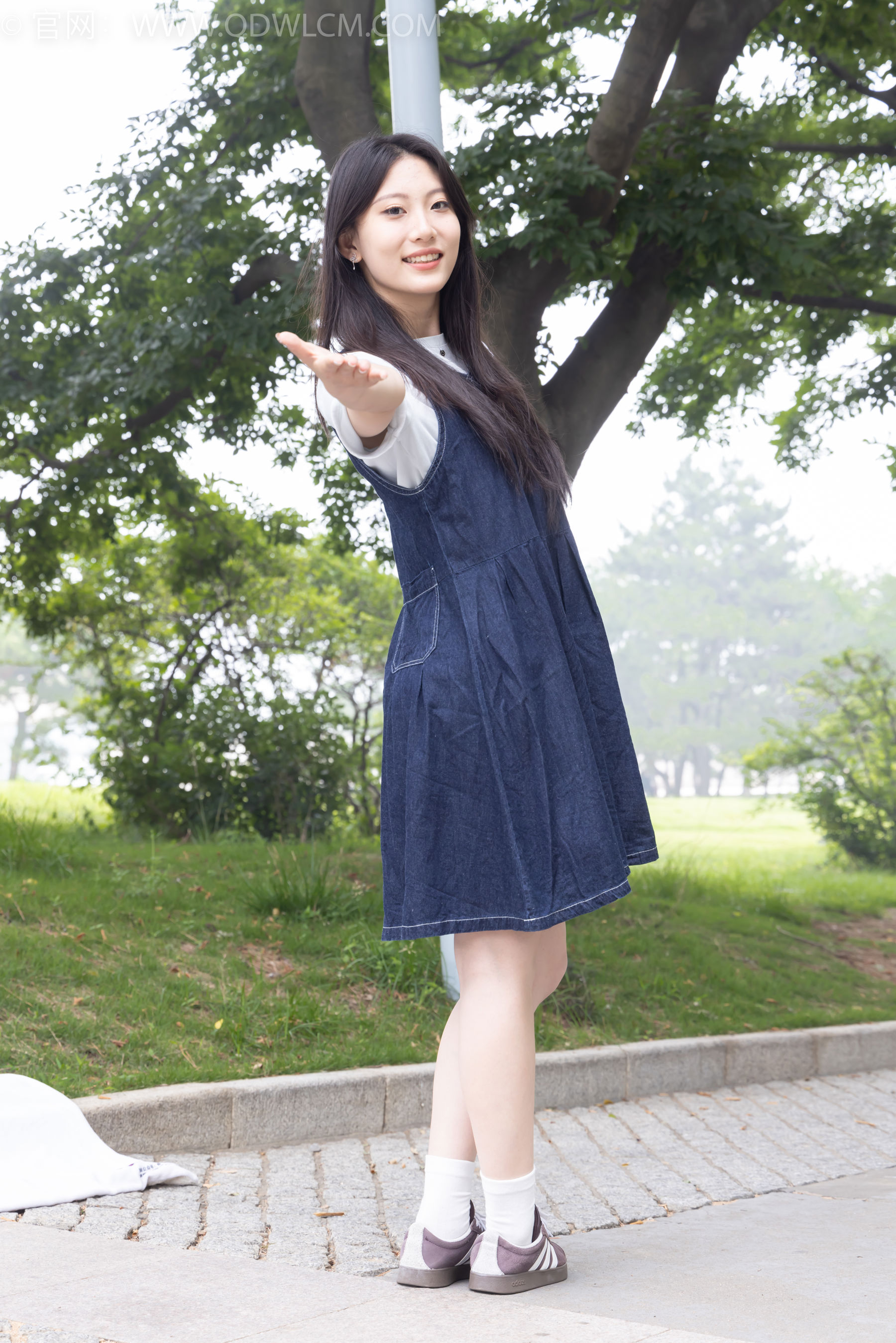 物恋传媒 No.2393 奶糖 - 帆布鞋、白棉袜、裸足/(160P)