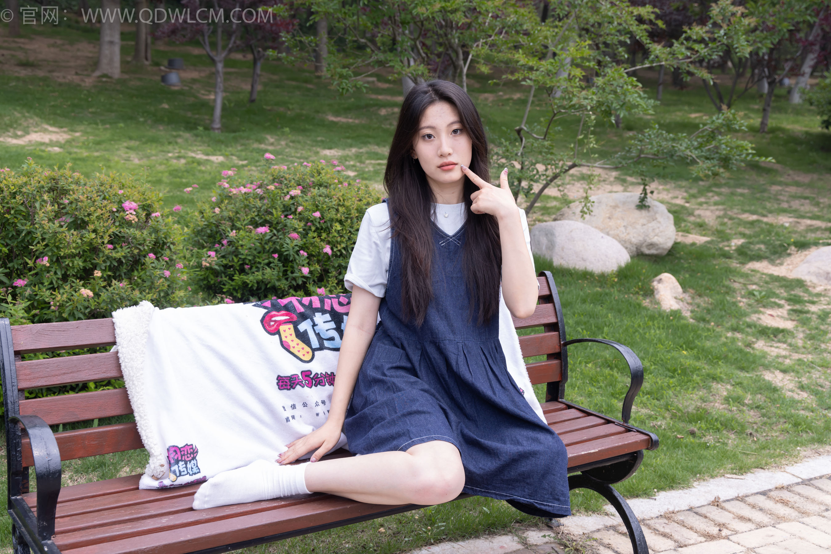 物恋传媒 No.2393 奶糖 - 帆布鞋、白棉袜、裸足/(160P)