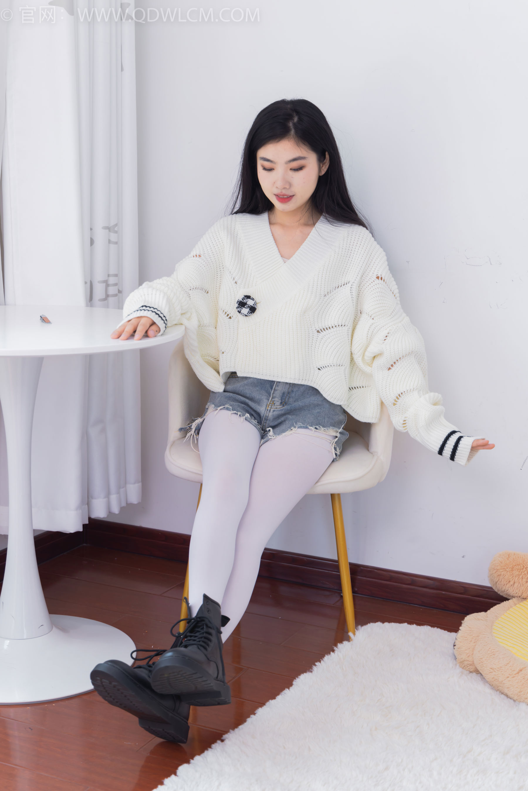 物恋传媒 No.2396 米米 - 马丁靴、厚白丝/(150P)