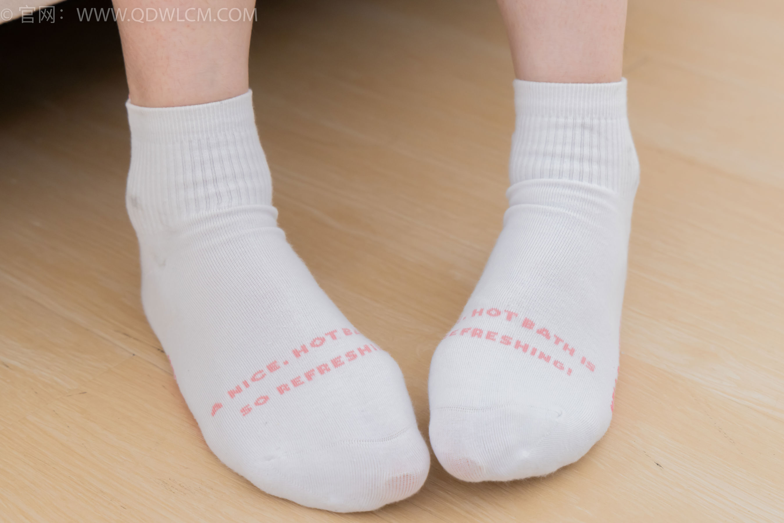 物恋传媒 No.2392 橙子 - 皮鞋、白棉袜、裸足/(150P)