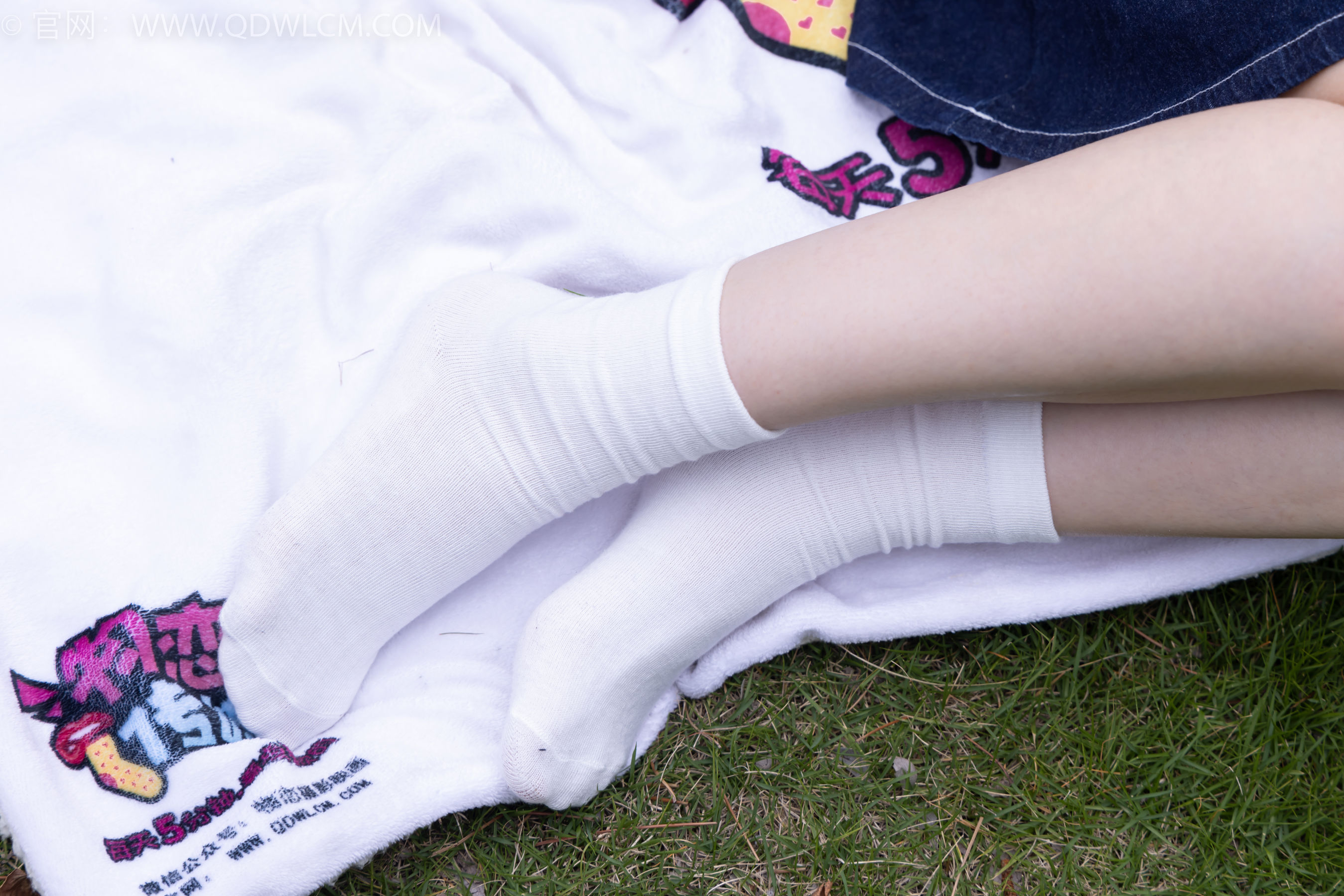 物恋传媒 No.2393 奶糖 - 帆布鞋、白棉袜、裸足/(160P)