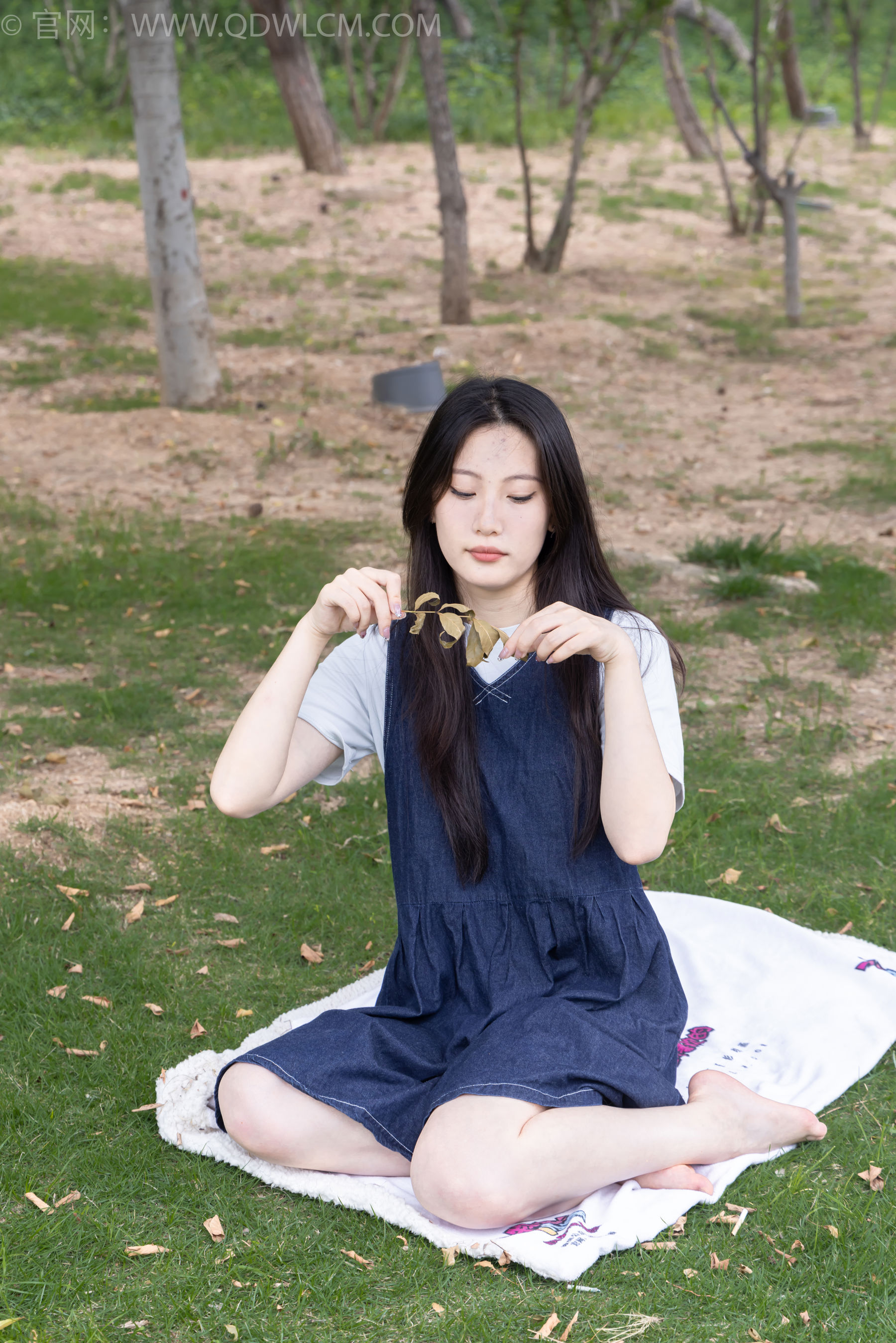 物恋传媒 No.2393 奶糖 - 帆布鞋、白棉袜、裸足/(160P)