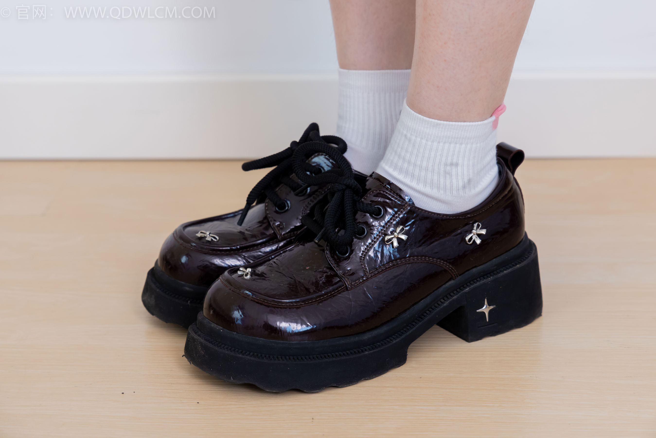 物恋传媒 No.2392 橙子 - 皮鞋、白棉袜、裸足/(150P)