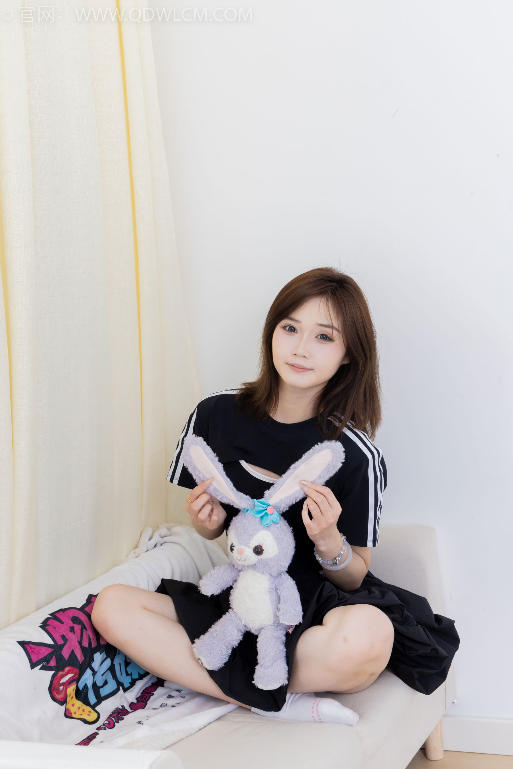 物恋传媒 No.2392 橙子 - 皮鞋、白棉袜、裸足/(150P)