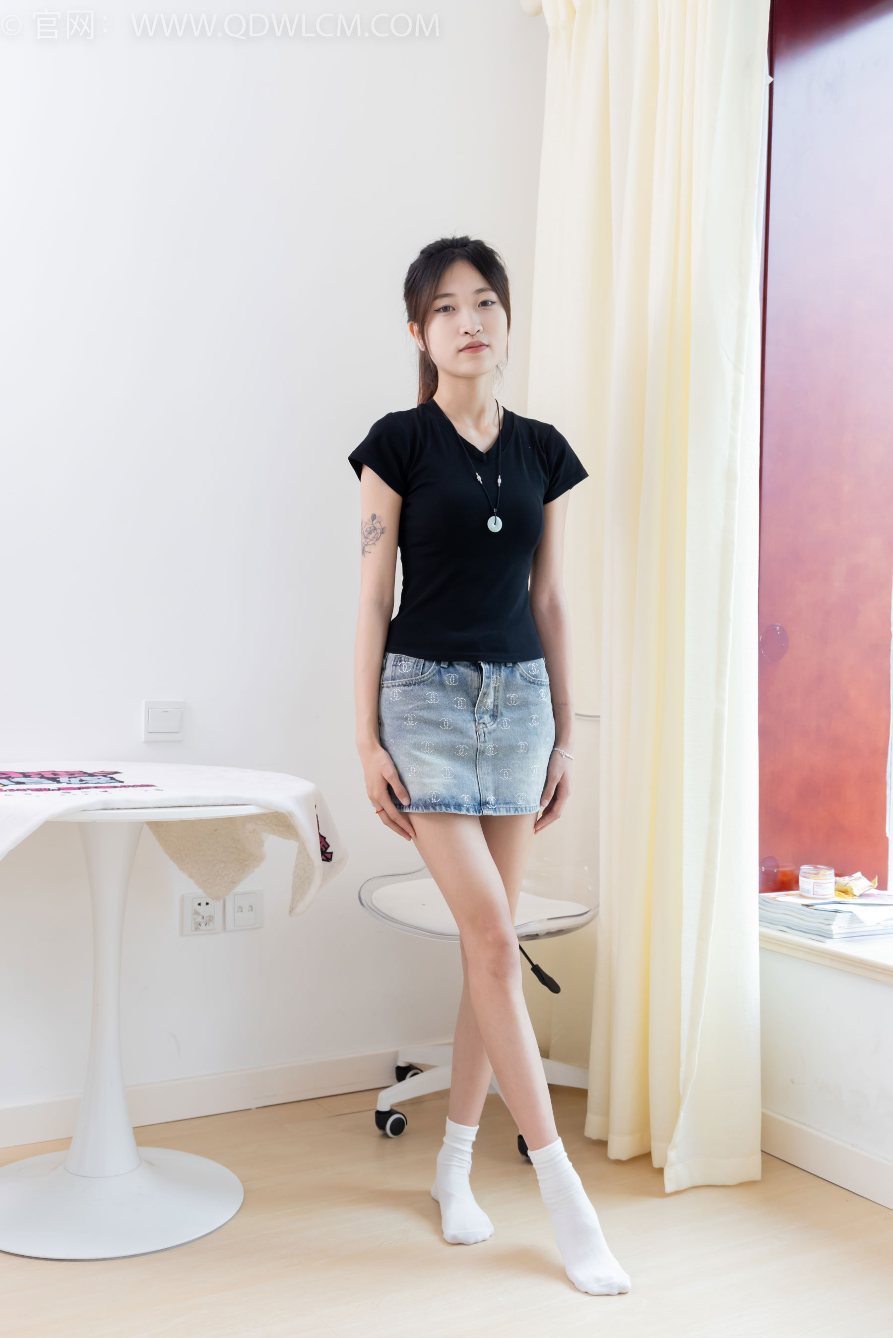 物恋传媒 No.2399 小夏 - 板鞋、白棉袜、裸足/(150P)