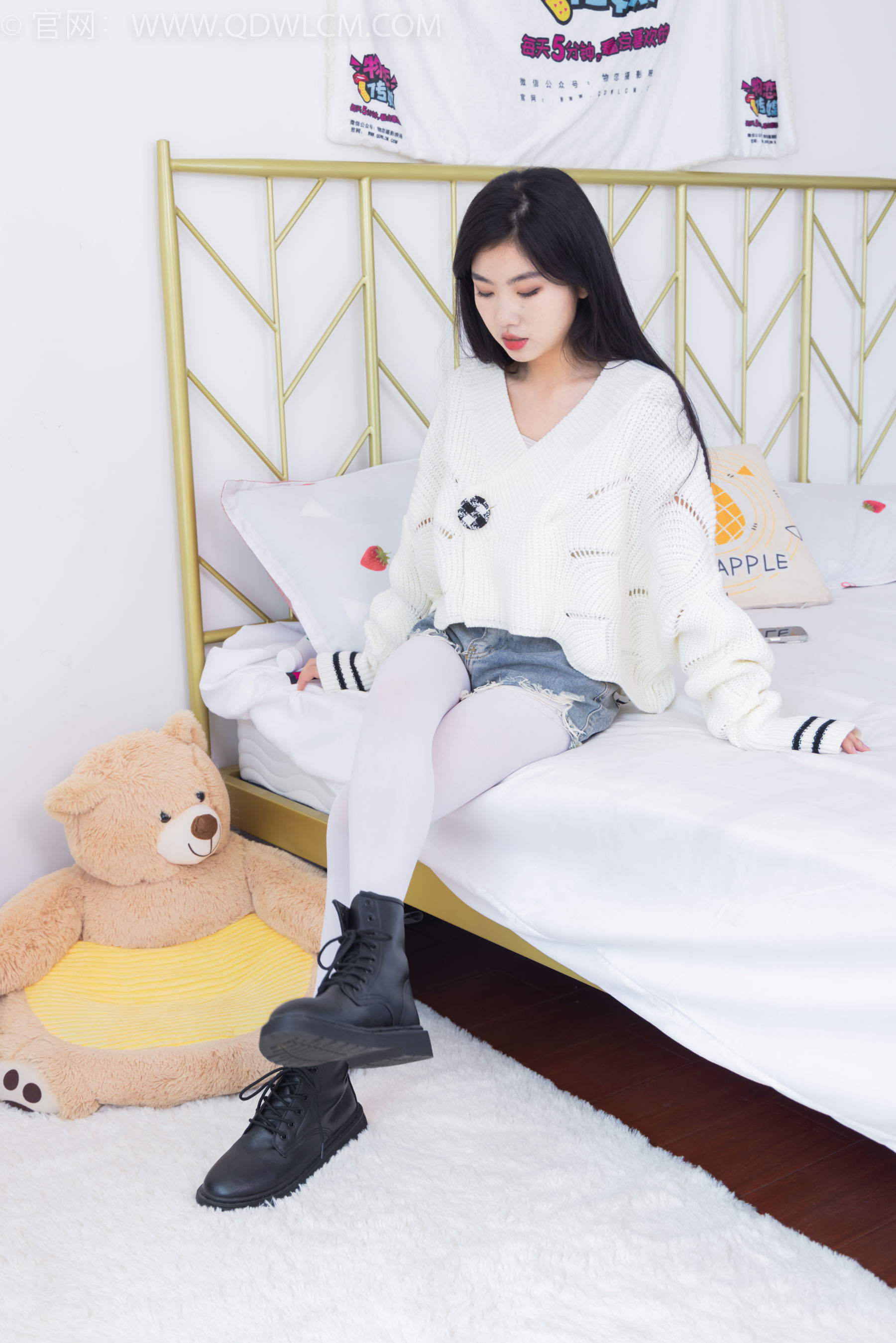 物恋传媒 No.2396 米米 - 马丁靴、厚白丝/(150P)