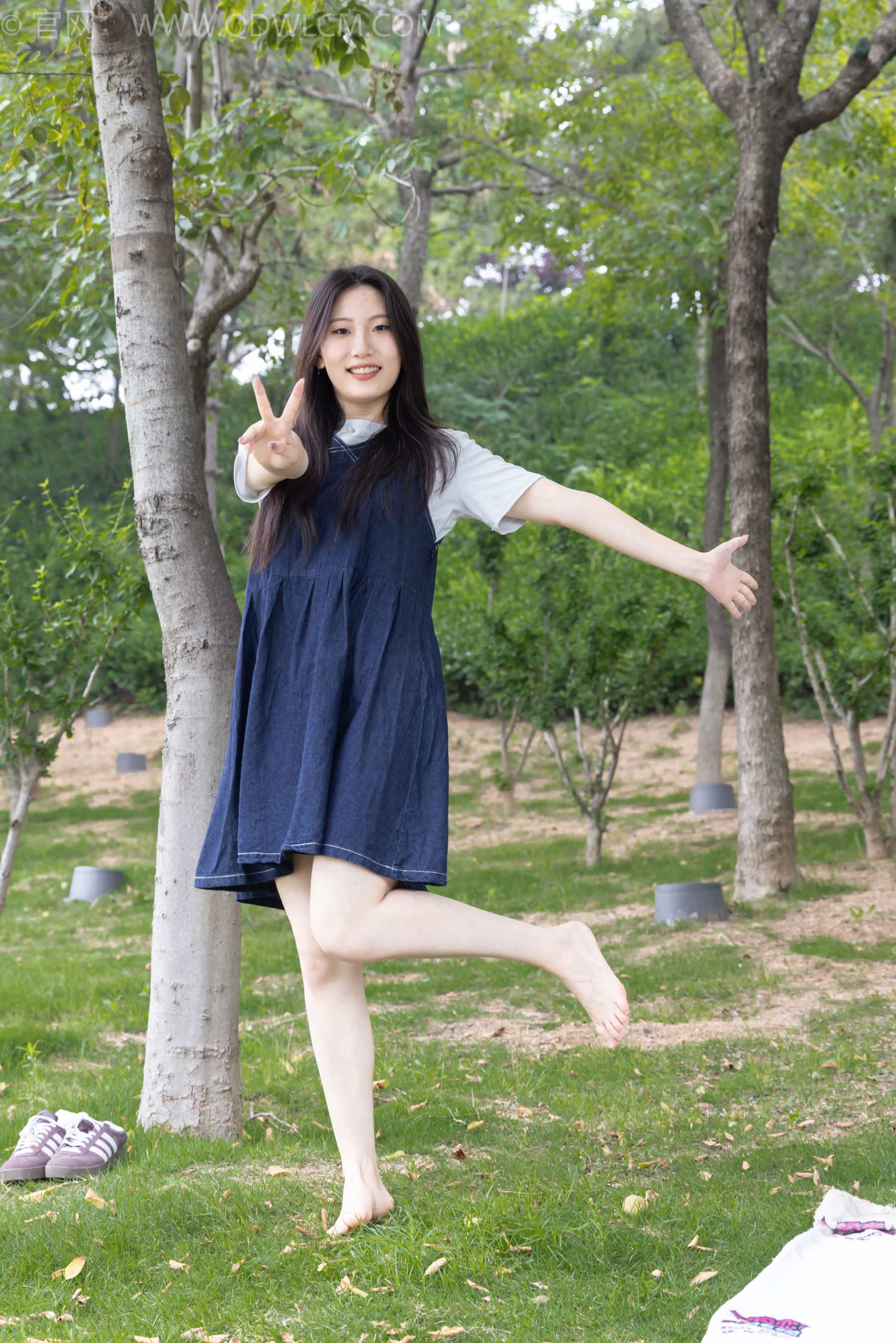 物恋传媒 No.2393 奶糖 - 帆布鞋、白棉袜、裸足/(160P)