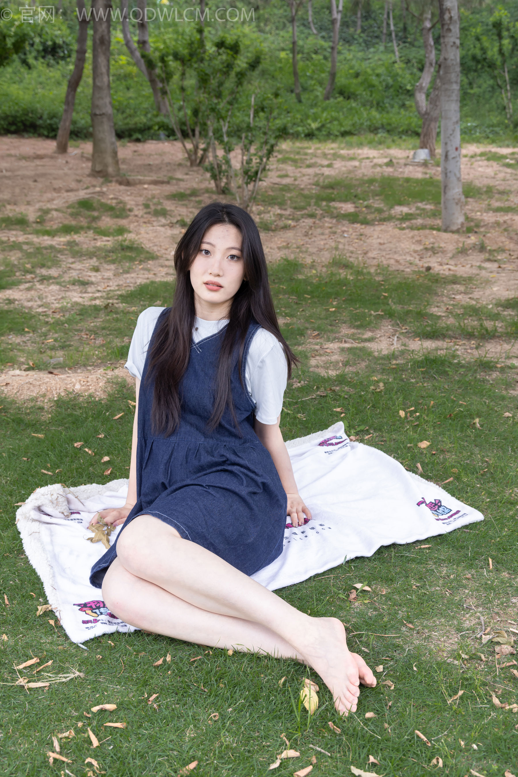 物恋传媒 No.2393 奶糖 - 帆布鞋、白棉袜、裸足/(160P)