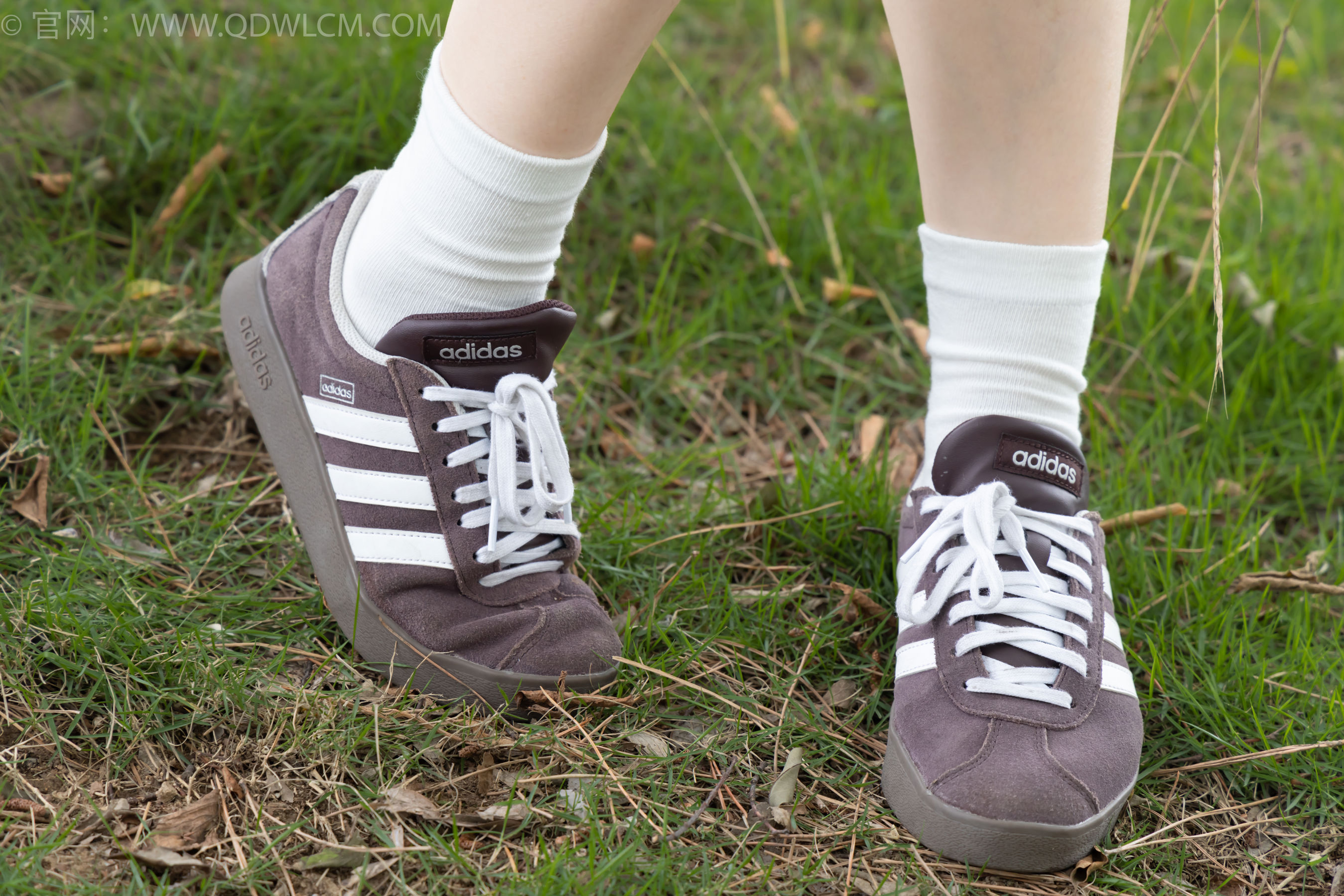 物恋传媒 No.2393 奶糖 - 帆布鞋、白棉袜、裸足/(160P)