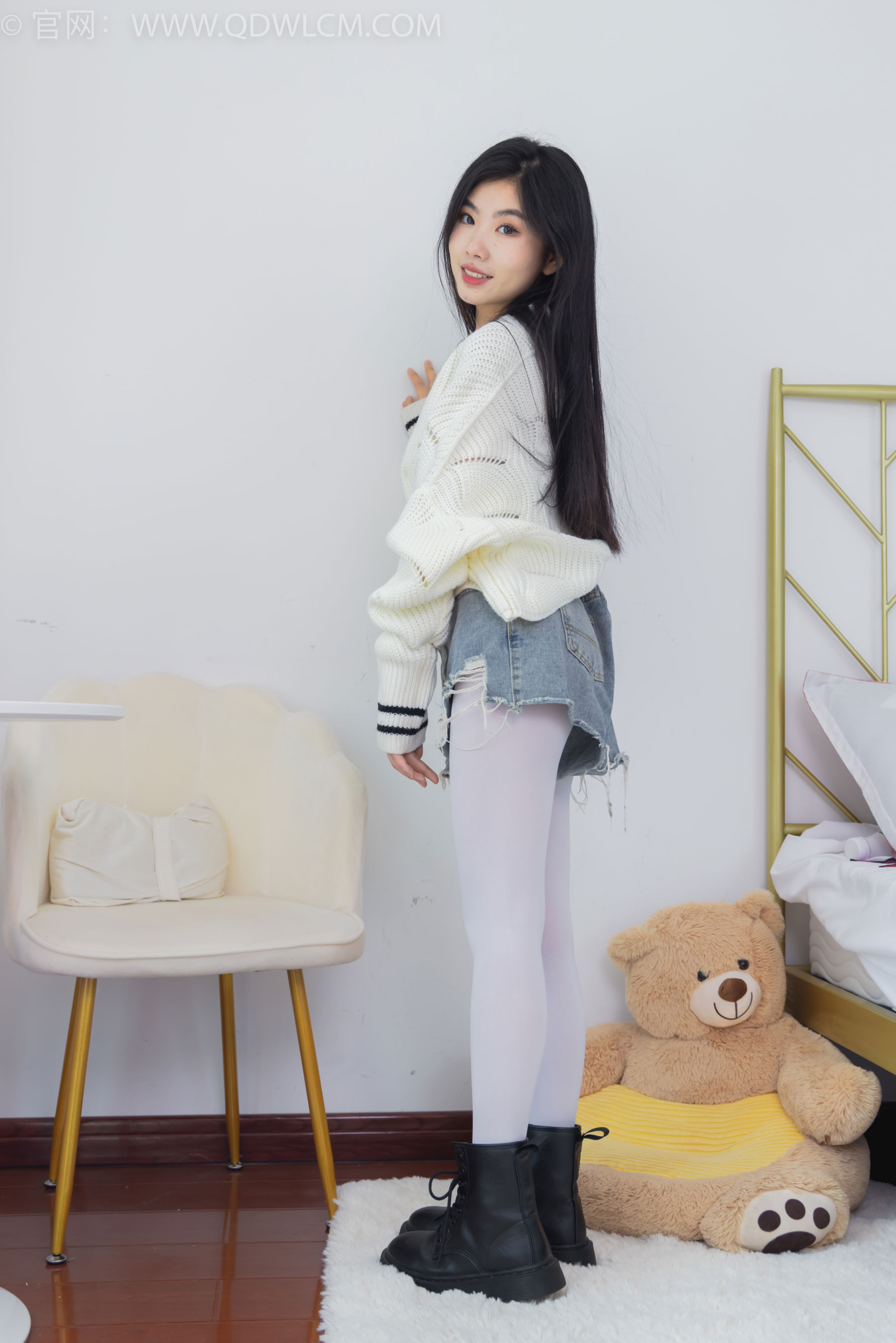 物恋传媒 No.2396 米米 - 马丁靴、厚白丝/(150P)