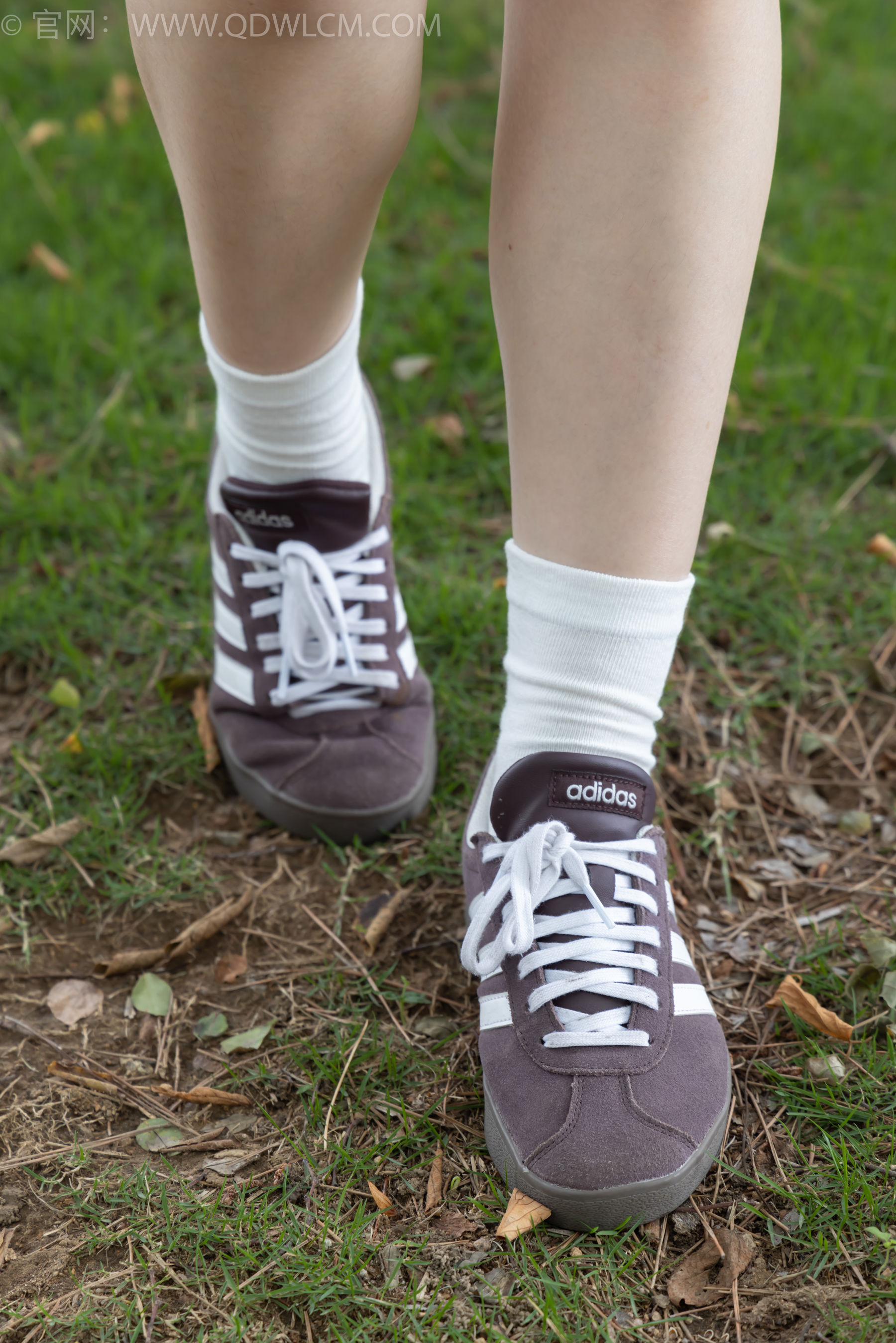 物恋传媒 No.2393 奶糖 - 帆布鞋、白棉袜、裸足/(160P)