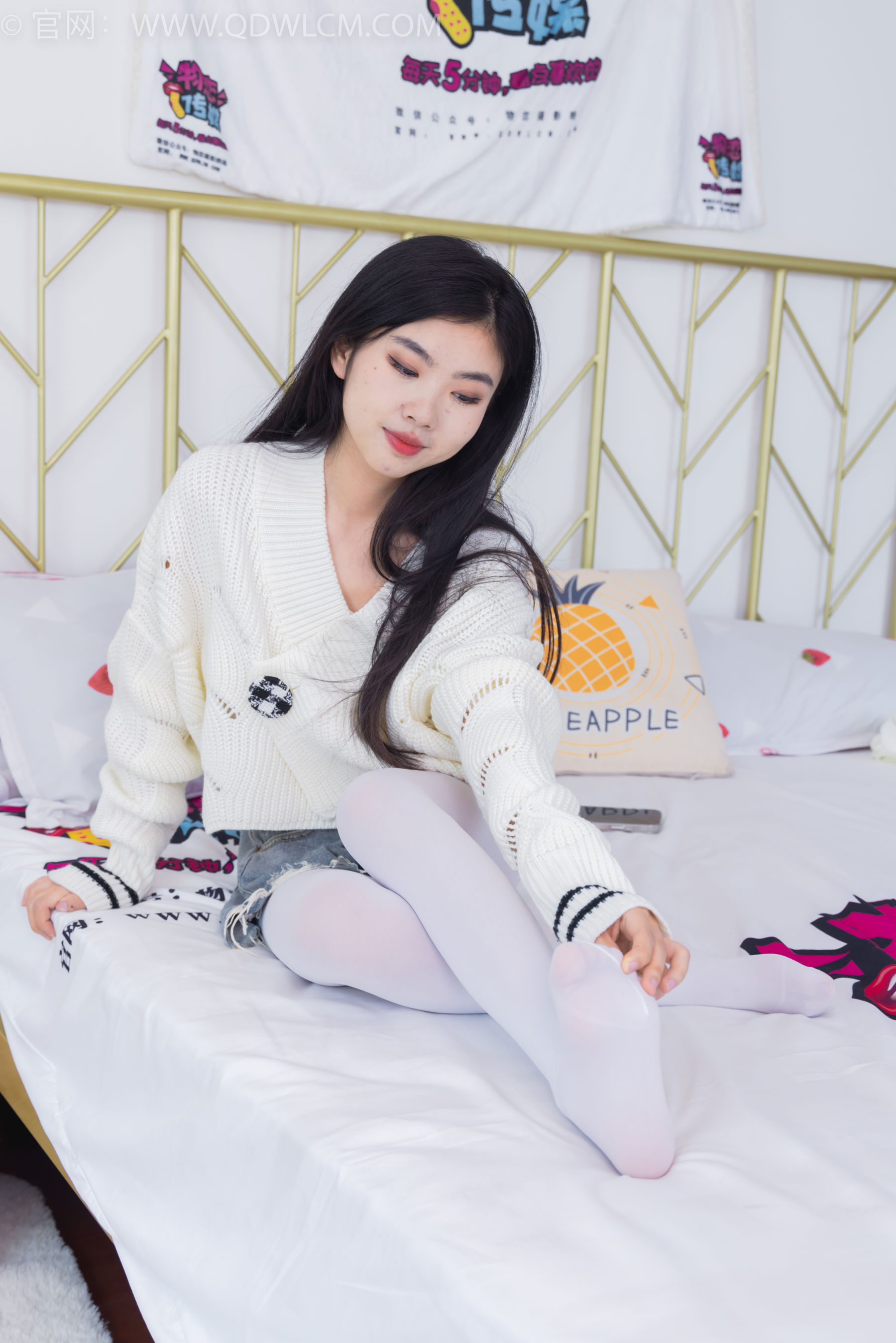 物恋传媒 No.2396 米米 - 马丁靴、厚白丝/(150P)