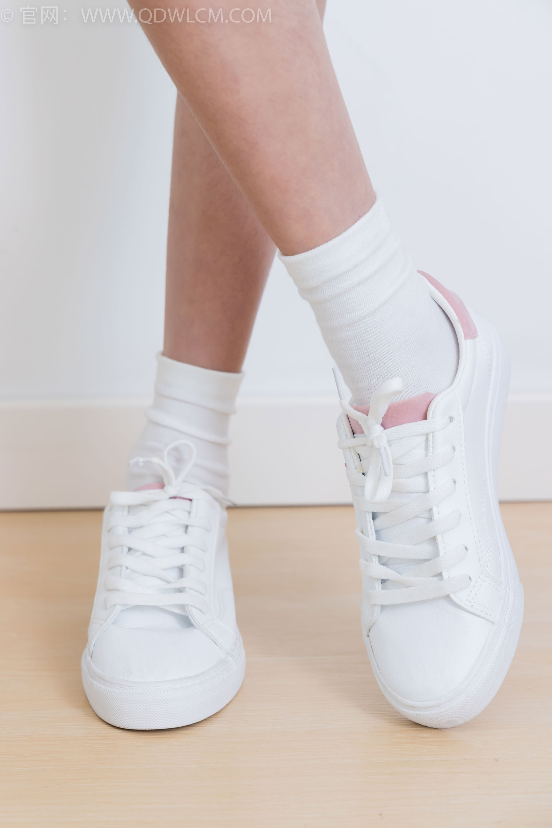 物恋传媒 No.2399 小夏 - 板鞋、白棉袜、裸足/(150P)