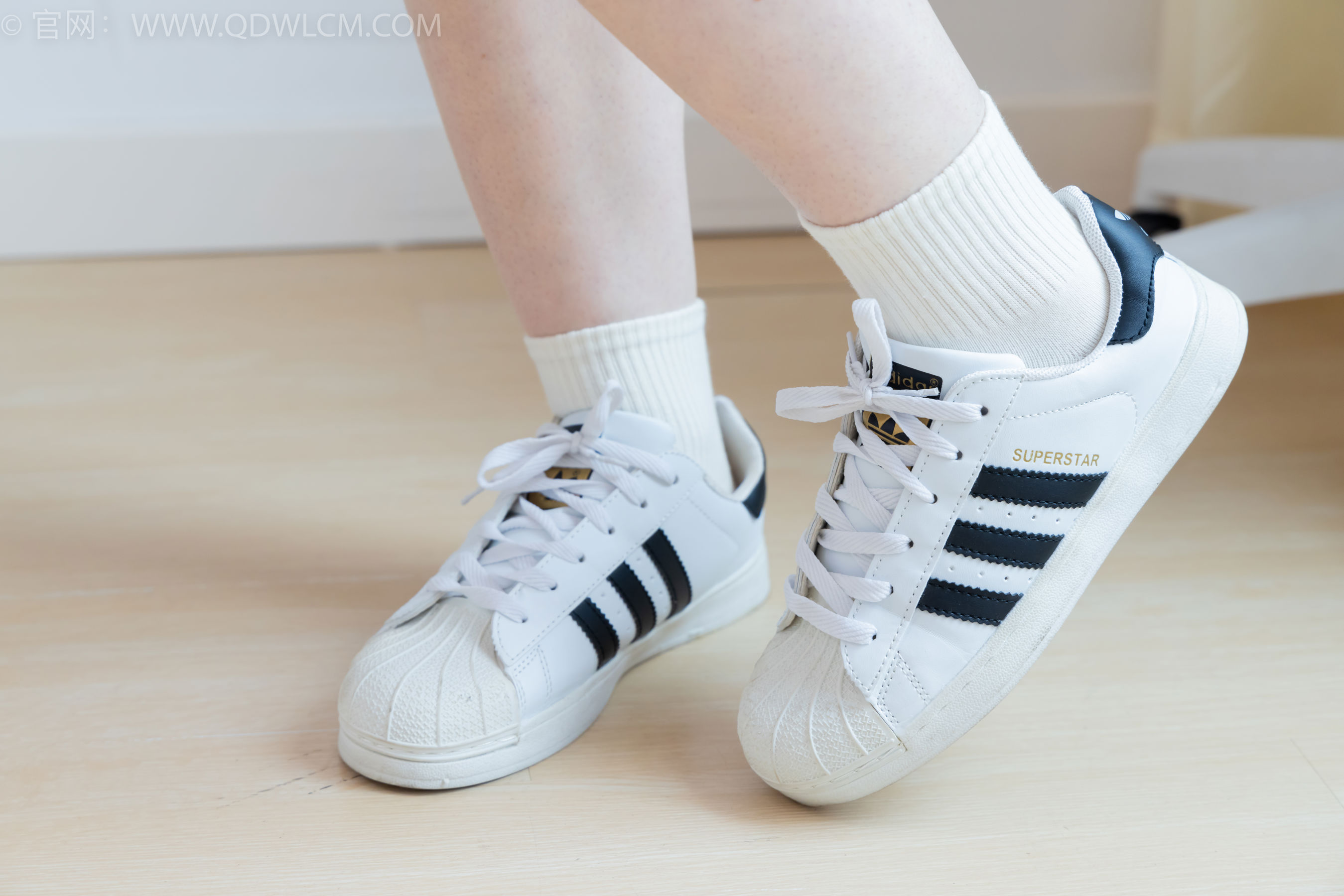 物恋传媒 No.2395 荔枝 - 板鞋、白棉袜、裸足/(150P)