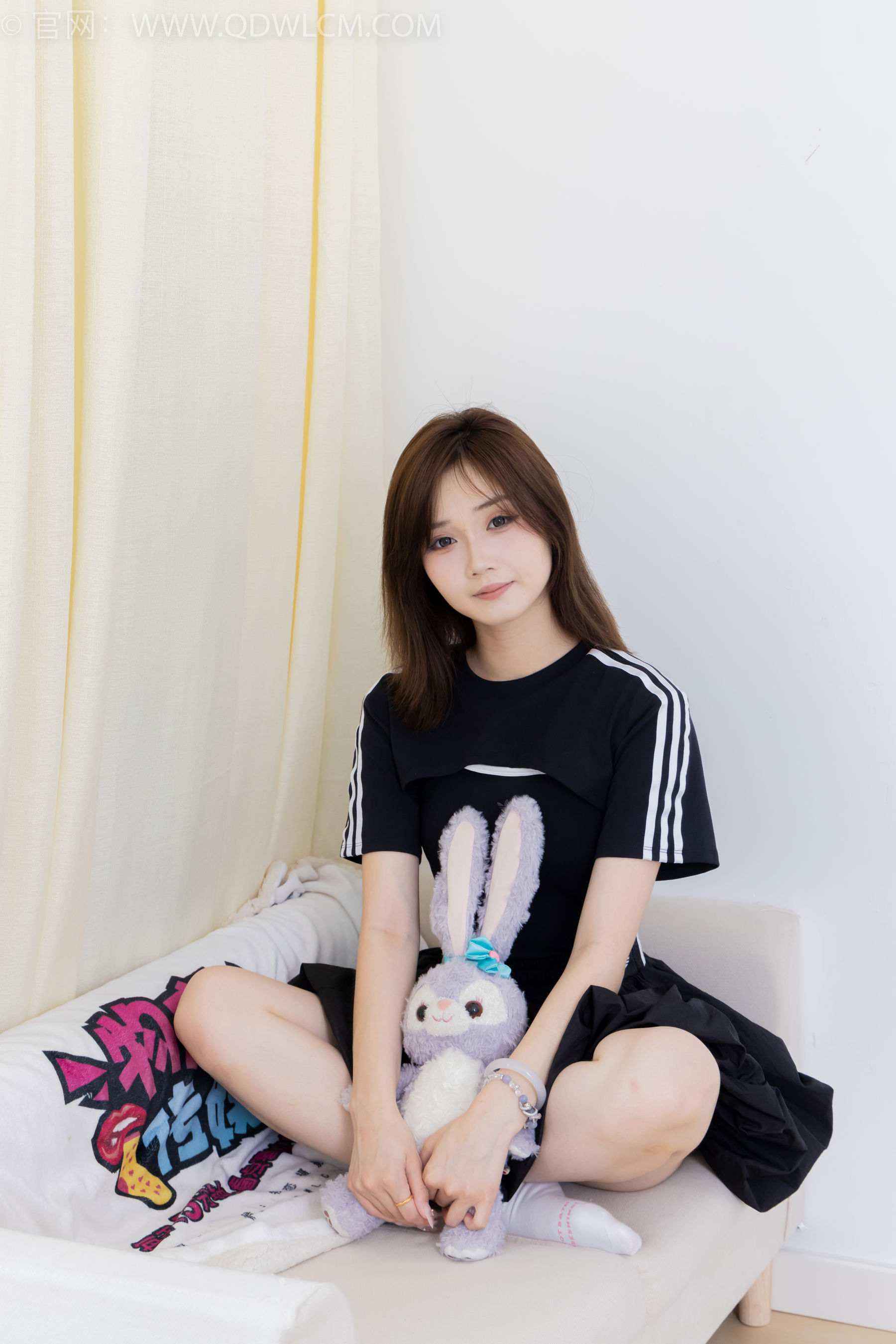 物恋传媒 No.2392 橙子 - 皮鞋、白棉袜、裸足/(150P)