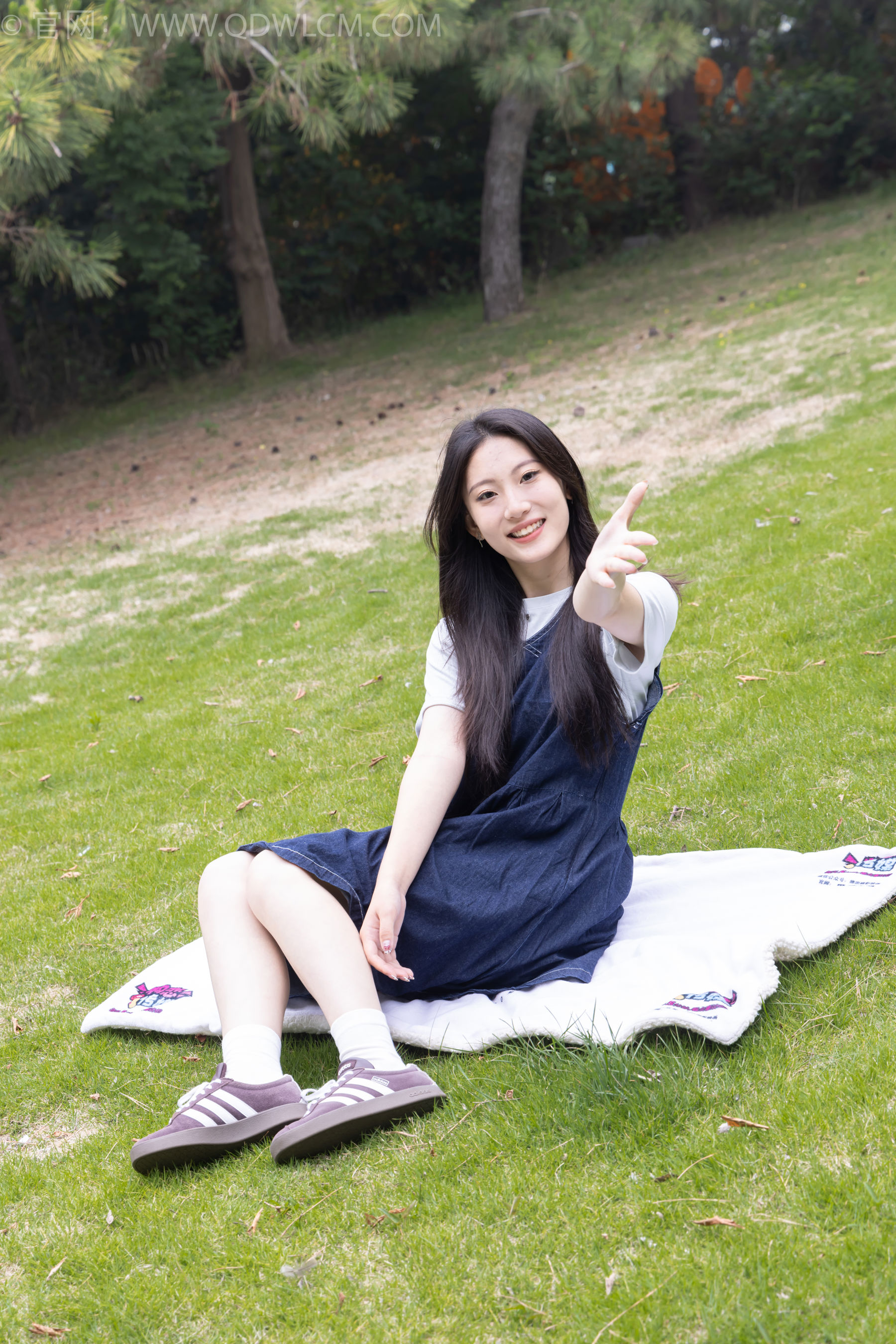 物恋传媒 No.2393 奶糖 - 帆布鞋、白棉袜、裸足/(160P)