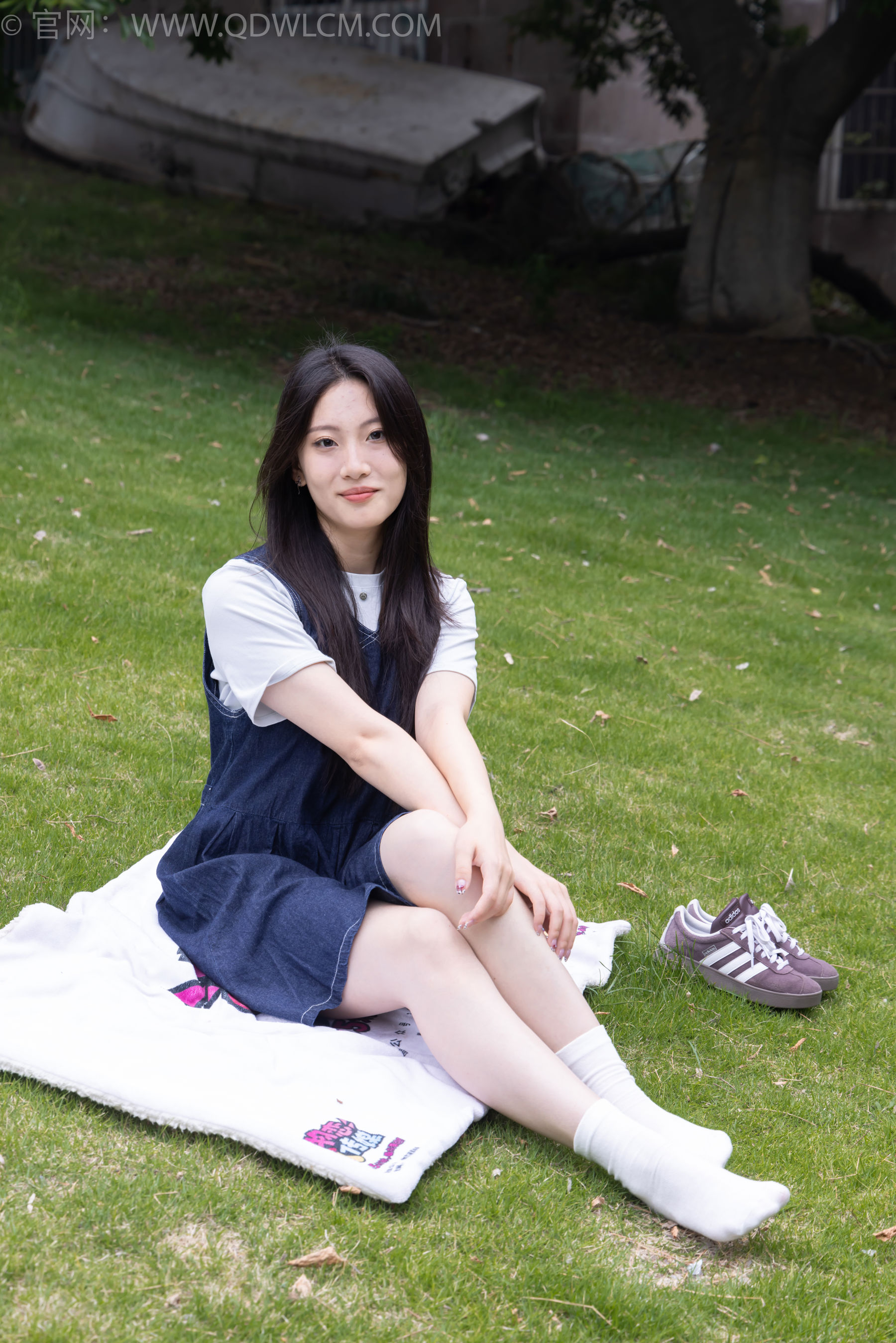 物恋传媒 No.2393 奶糖 - 帆布鞋、白棉袜、裸足/(160P)