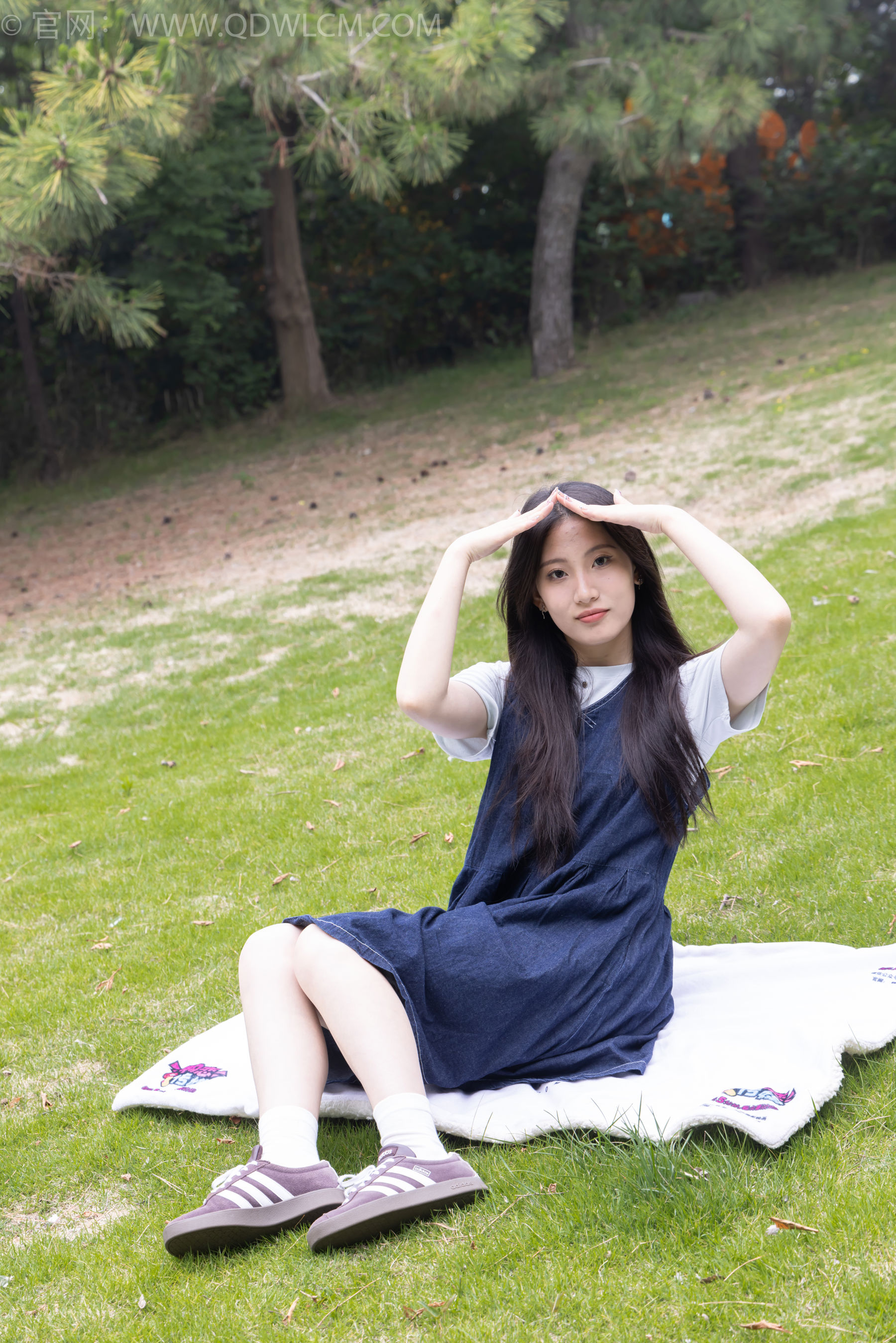 物恋传媒 No.2393 奶糖 - 帆布鞋、白棉袜、裸足/(160P)