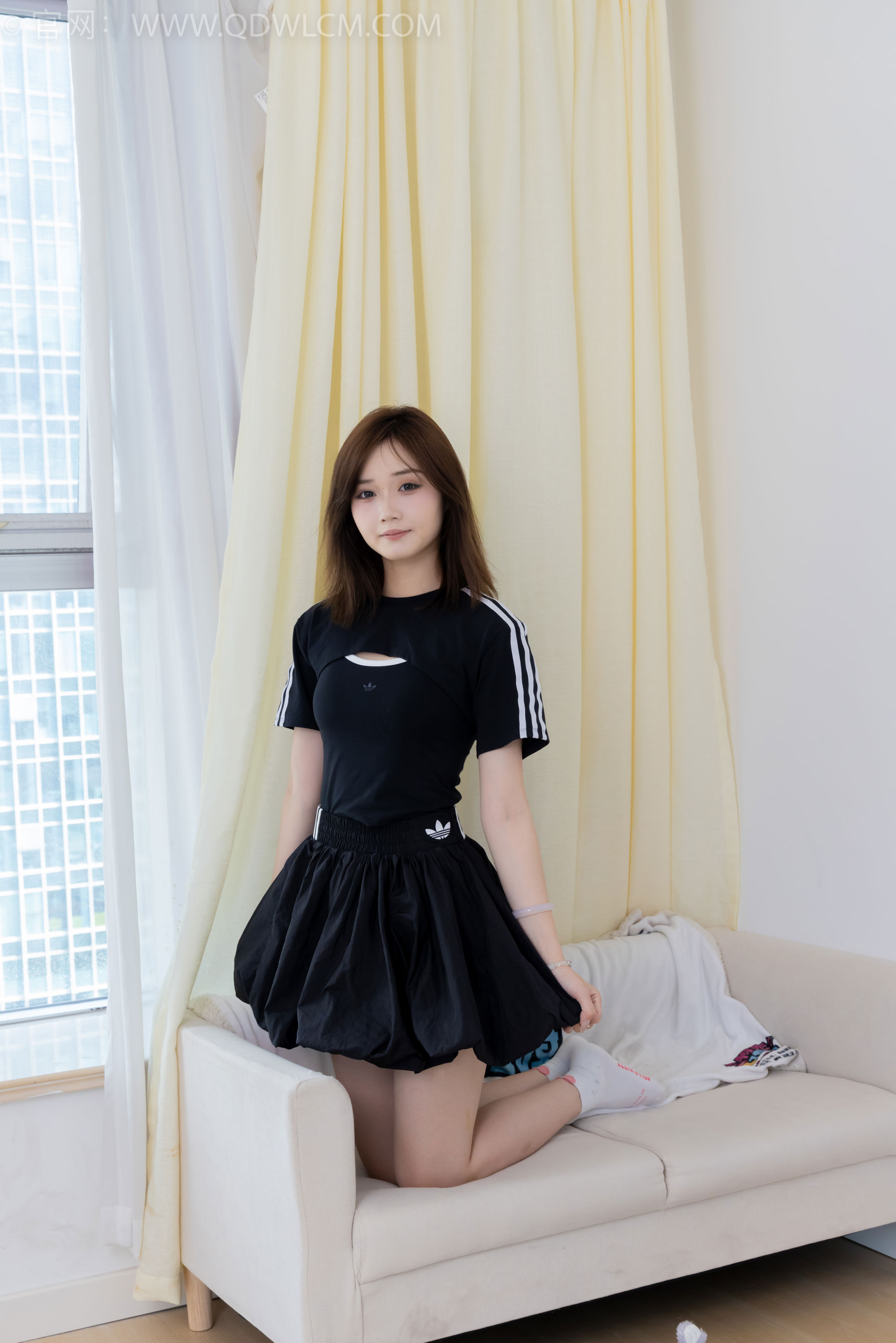 物恋传媒 No.2392 橙子 - 皮鞋、白棉袜、裸足/(150P)