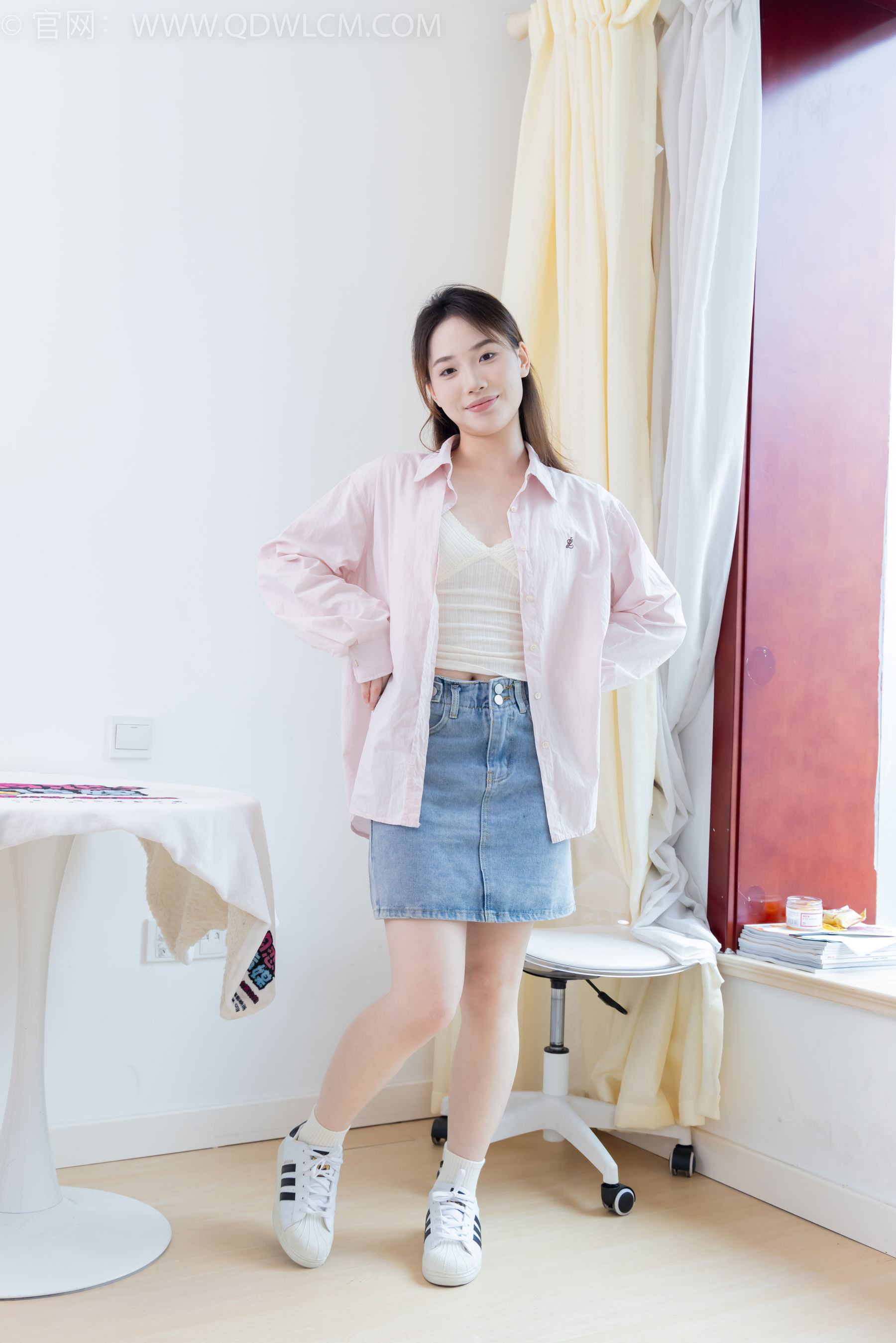 物恋传媒 No.2395 荔枝 - 板鞋、白棉袜、裸足/(150P)