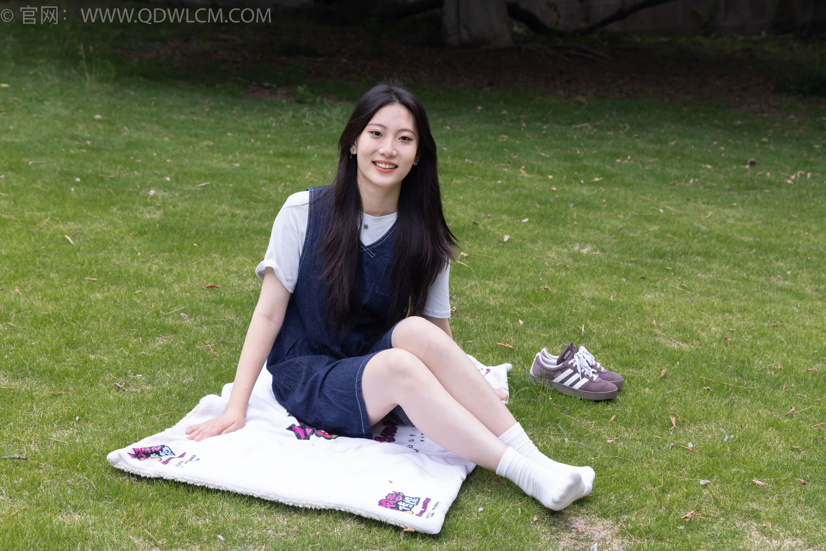 物恋传媒 No.2393 奶糖 - 帆布鞋、白棉袜、裸足/(160P)