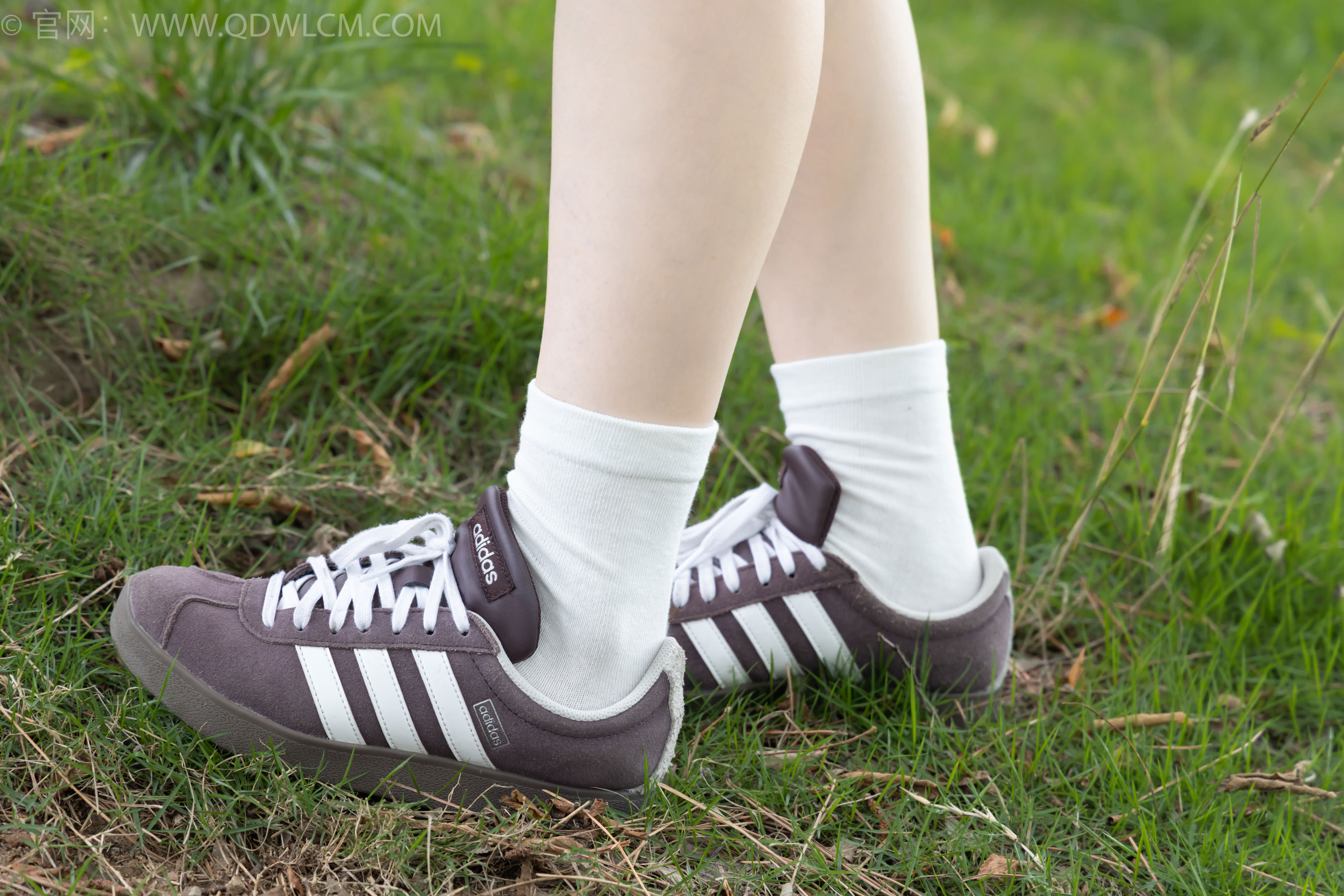 物恋传媒 No.2393 奶糖 - 帆布鞋、白棉袜、裸足/(160P)