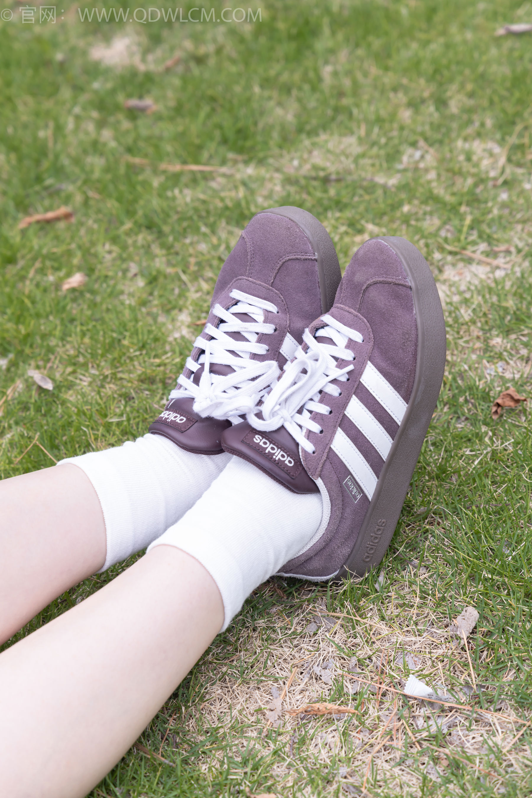 物恋传媒 No.2393 奶糖 - 帆布鞋、白棉袜、裸足/(160P)