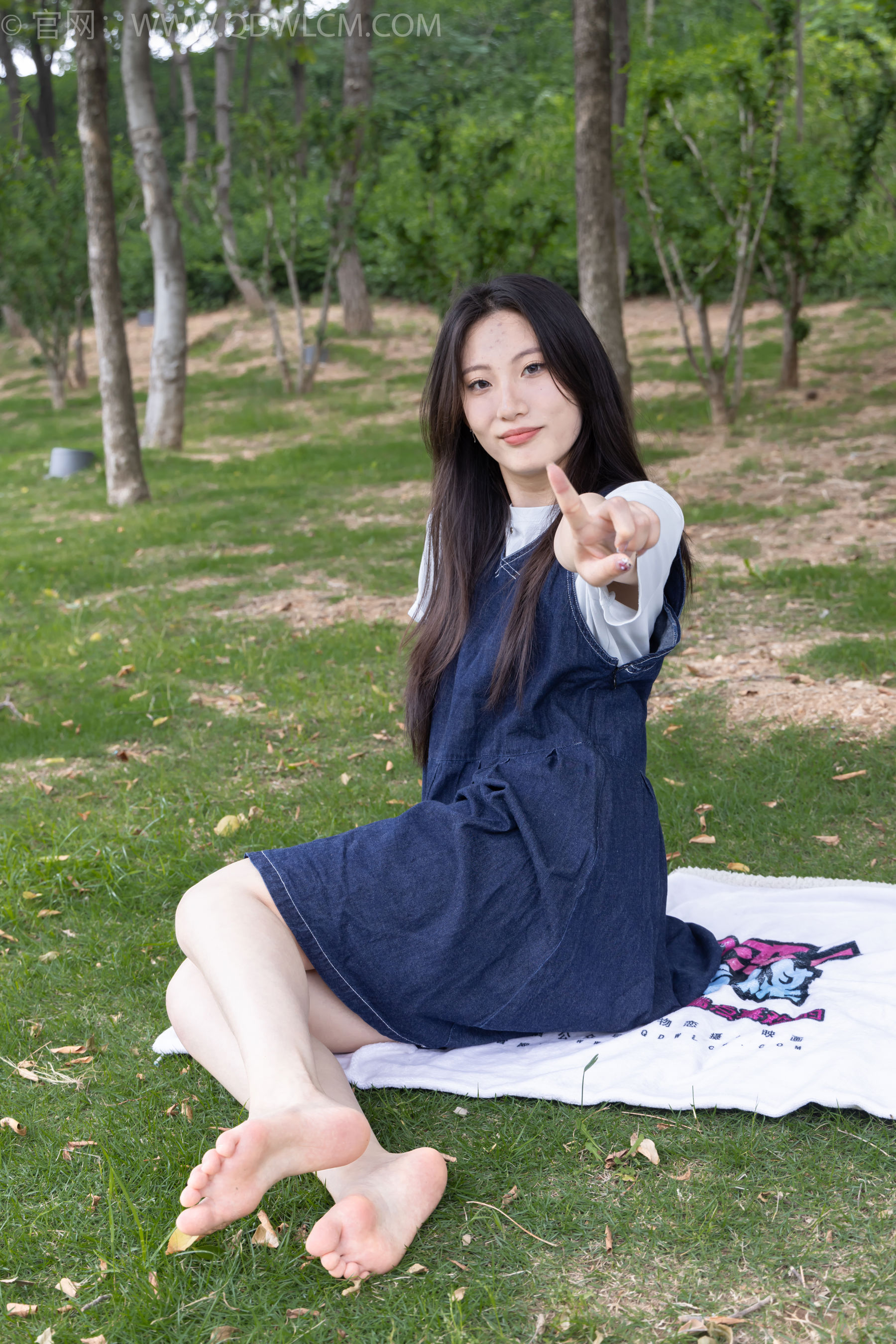 物恋传媒 No.2393 奶糖 - 帆布鞋、白棉袜、裸足/(160P)