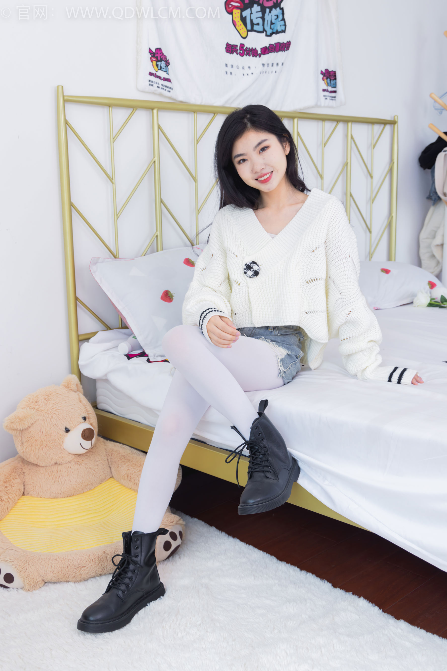 物恋传媒 No.2396 米米 - 马丁靴、厚白丝/(150P)