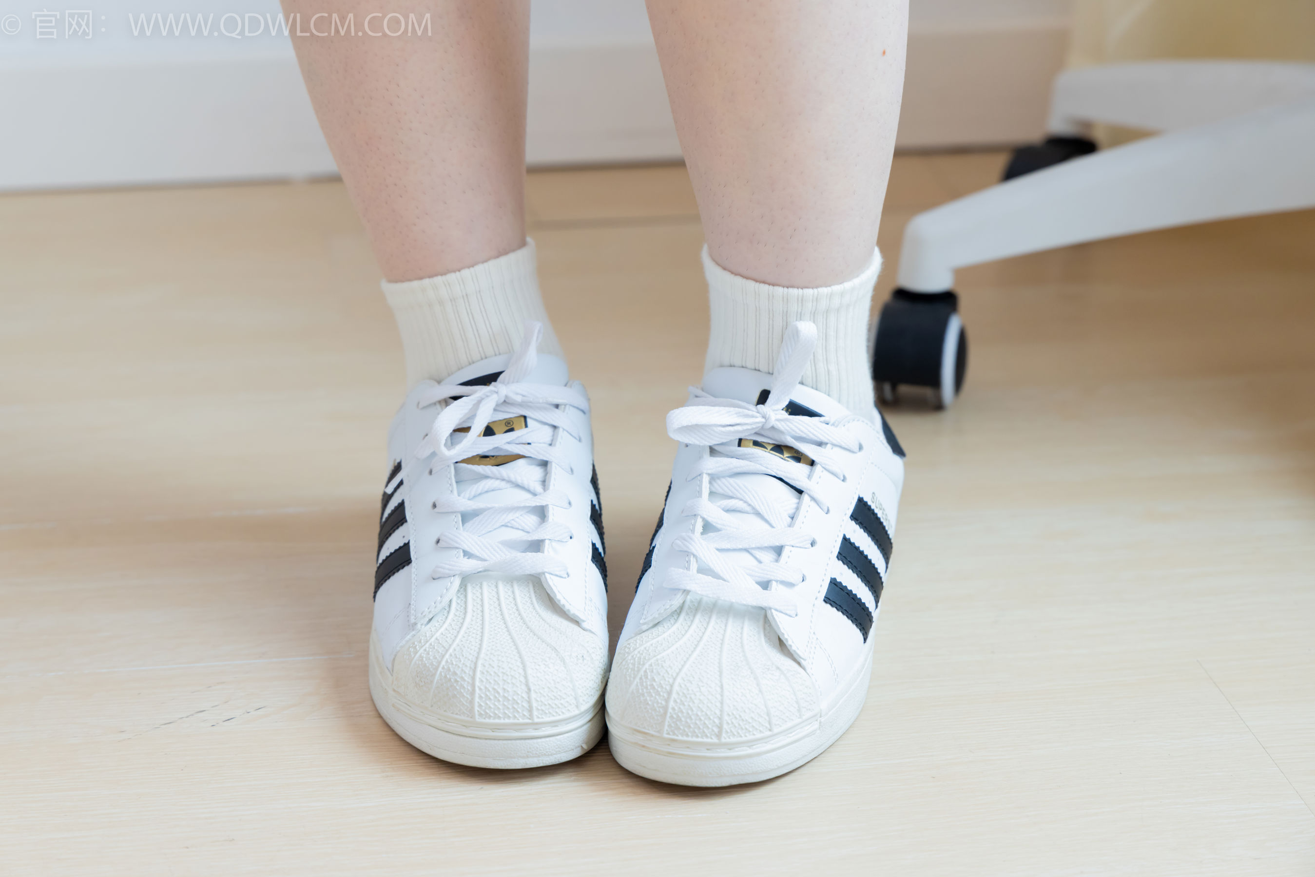 物恋传媒 No.2395 荔枝 - 板鞋、白棉袜、裸足/(150P)