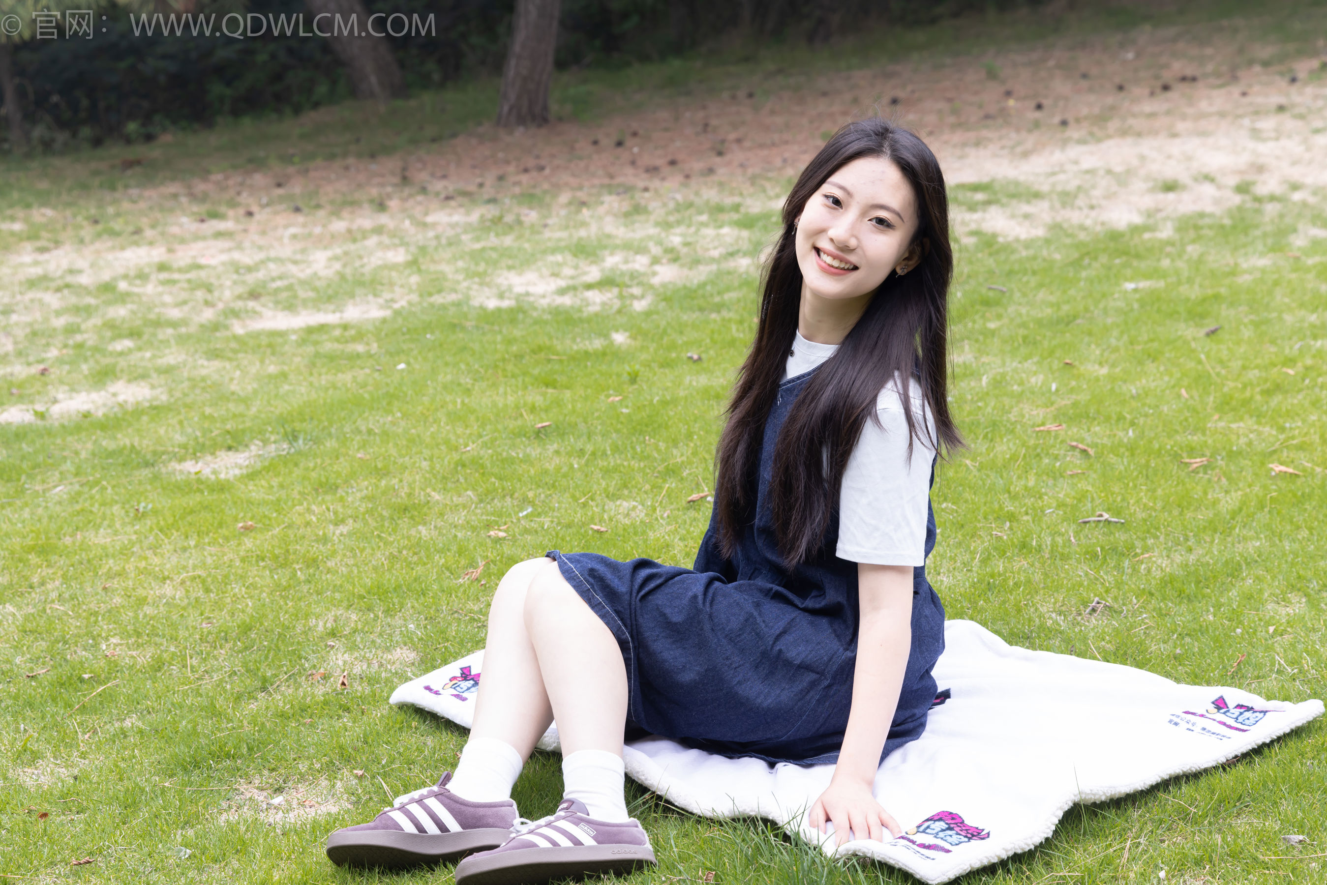 物恋传媒 No.2393 奶糖 - 帆布鞋、白棉袜、裸足/(160P)