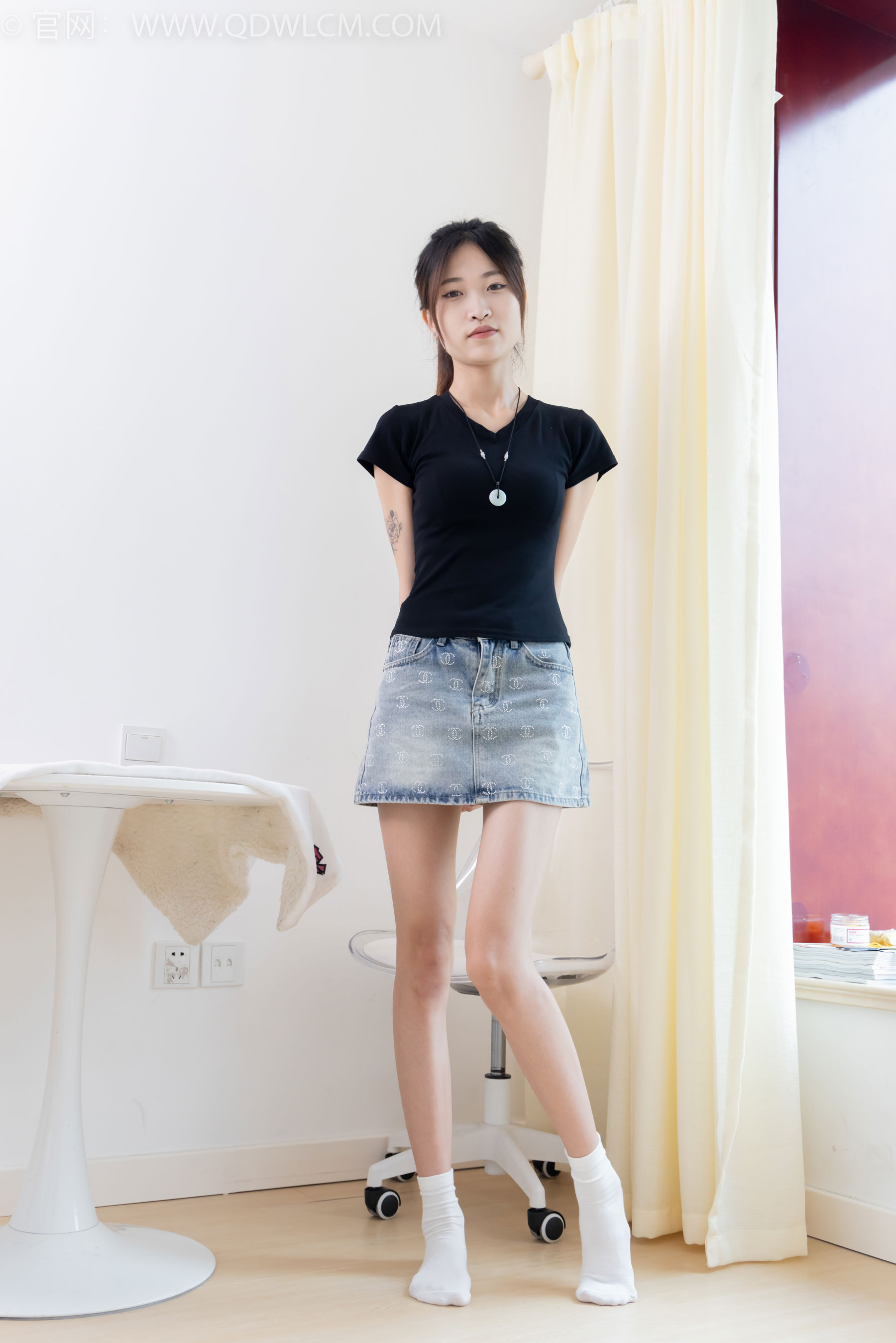 物恋传媒 No.2399 小夏 - 板鞋、白棉袜、裸足/(150P)