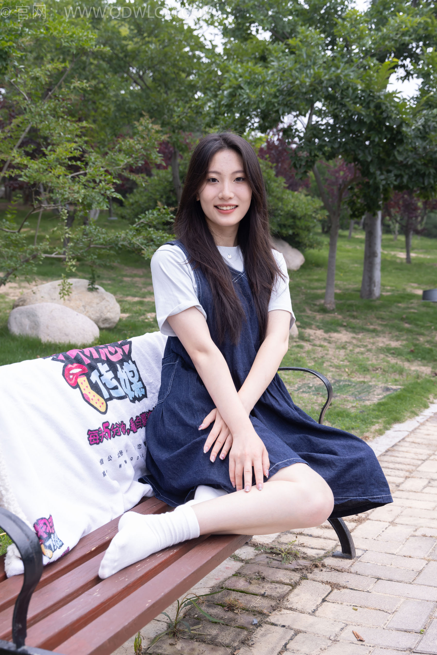 物恋传媒 No.2393 奶糖 - 帆布鞋、白棉袜、裸足/(160P)