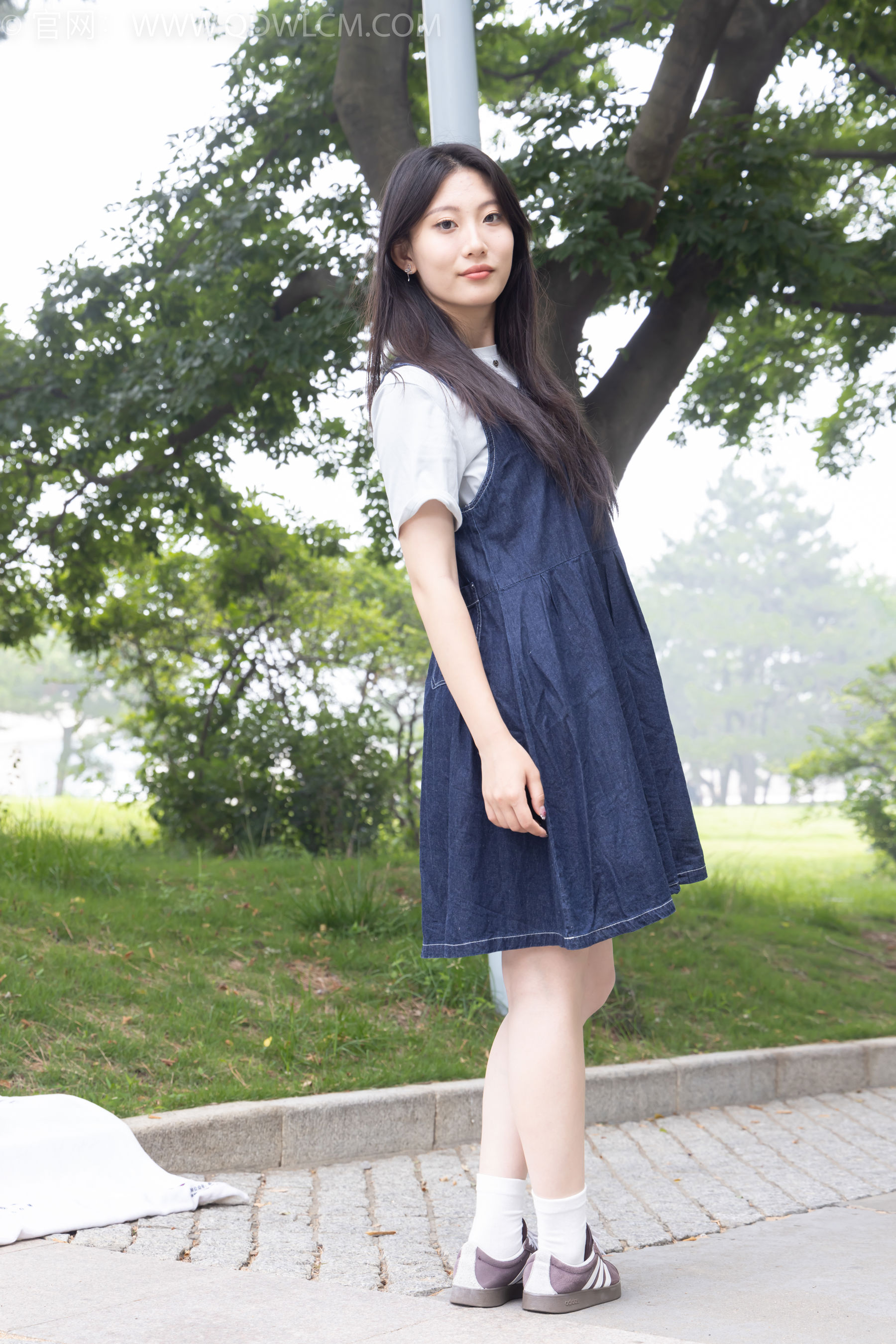 物恋传媒 No.2393 奶糖 - 帆布鞋、白棉袜、裸足/(160P)