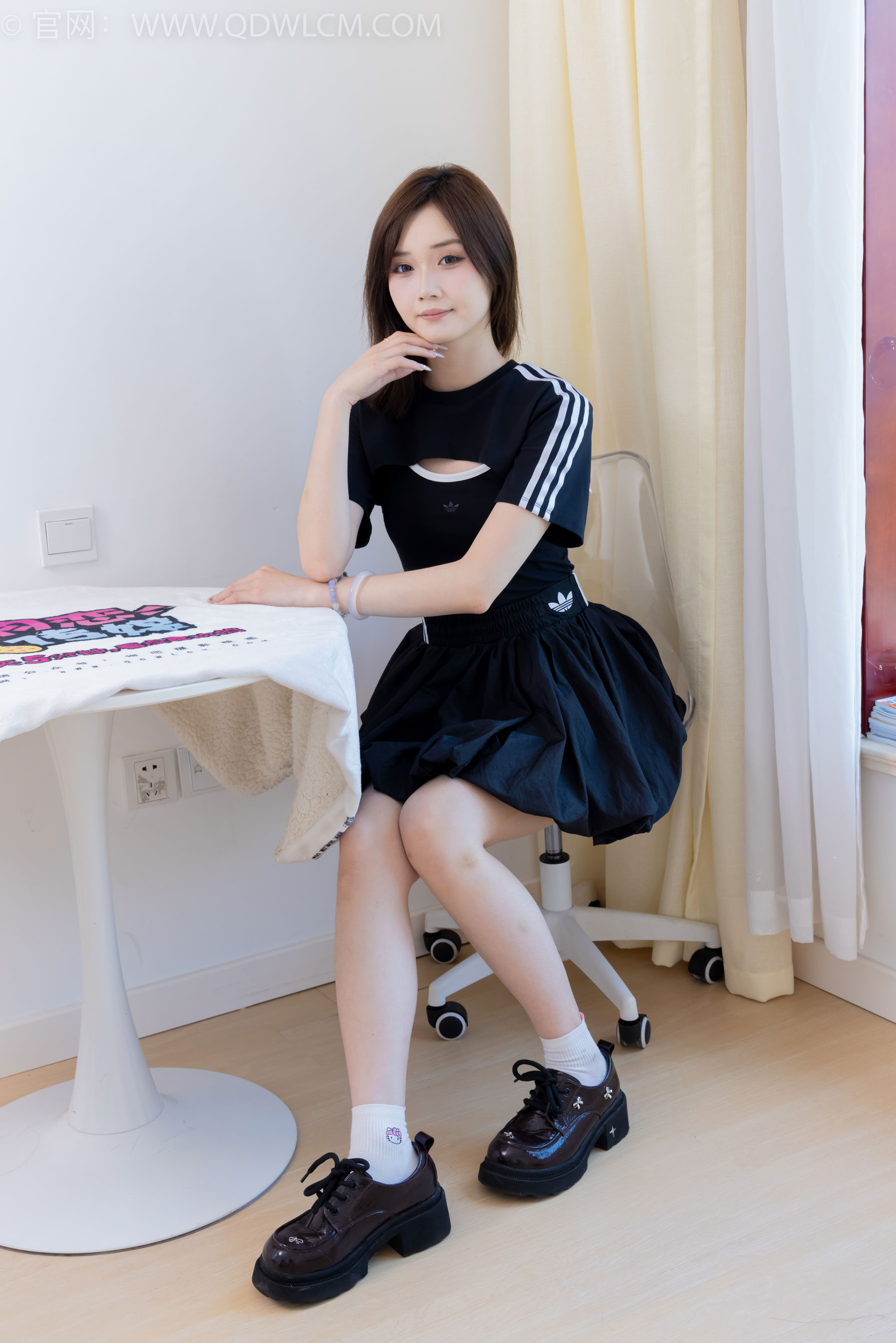 物恋传媒 No.2392 橙子 - 皮鞋、白棉袜、裸足/(150P)