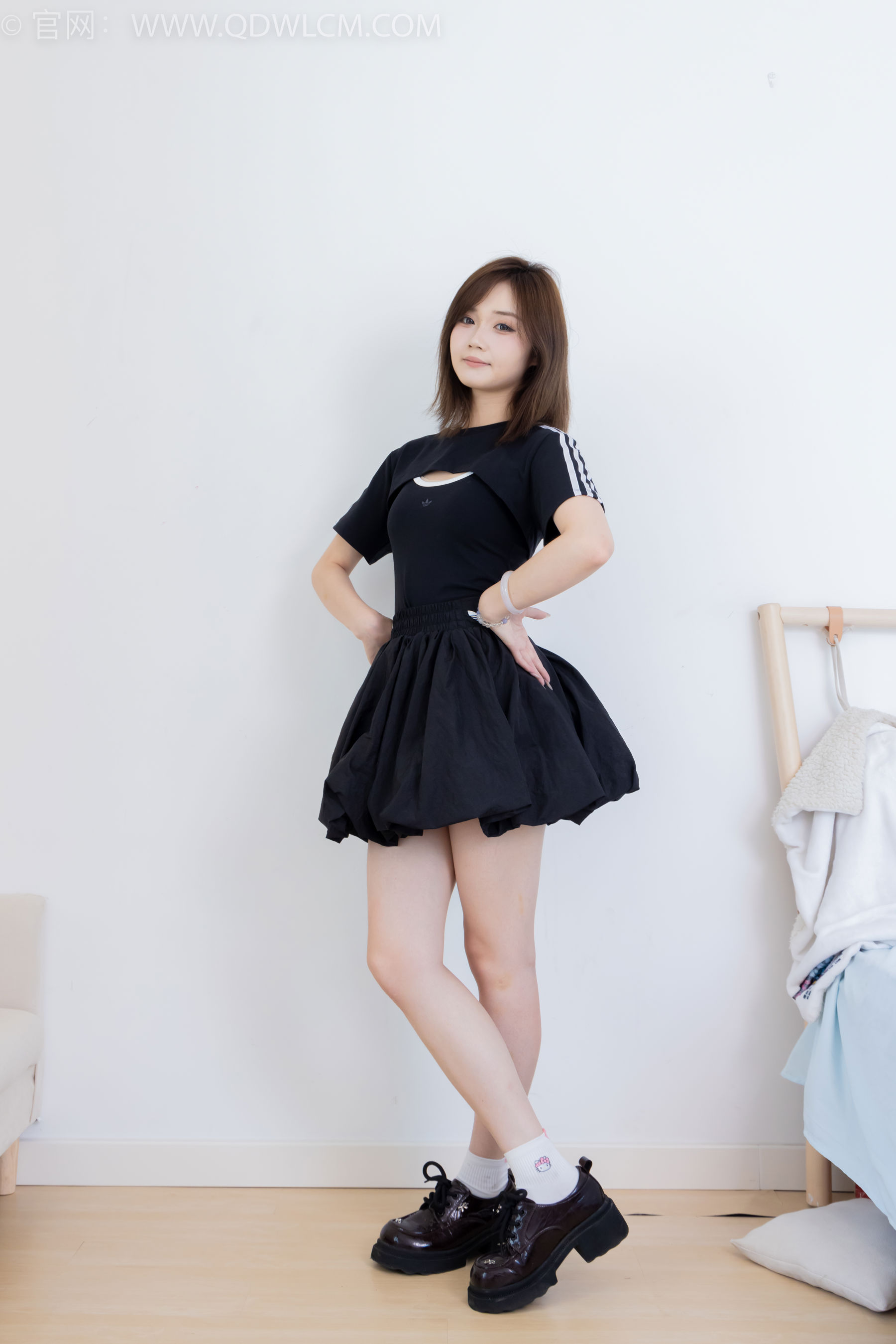 物恋传媒 No.2392 橙子 - 皮鞋、白棉袜、裸足/(150P)