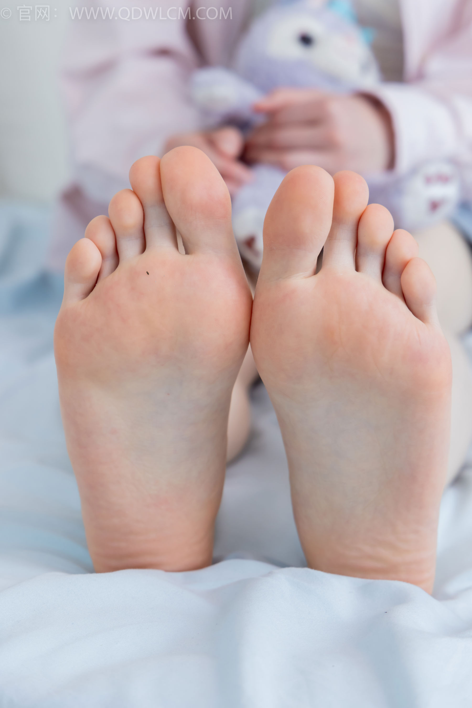 物恋传媒 No.2395 荔枝 - 板鞋、白棉袜、裸足/(150P)